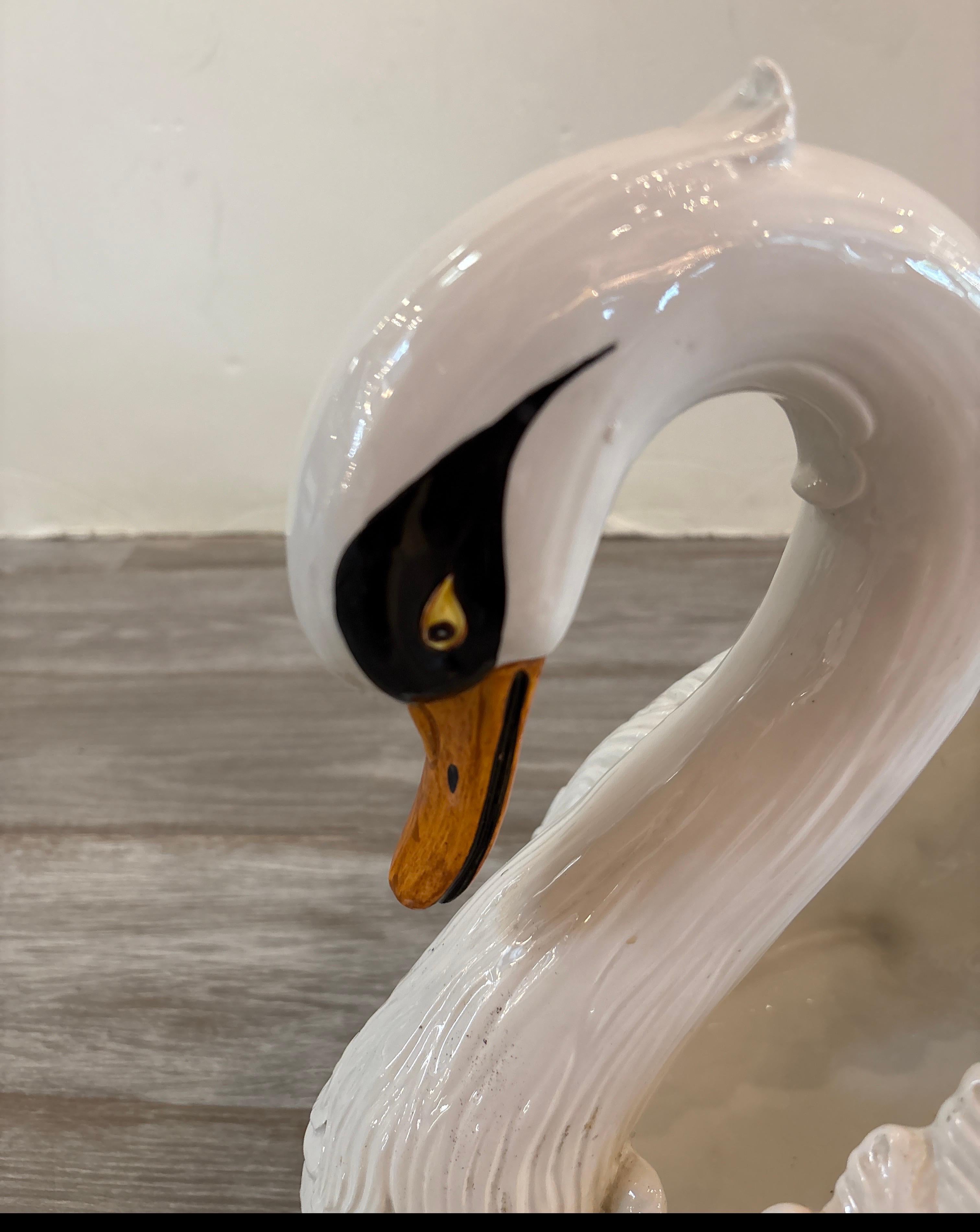 Una caprichosa maceta italiana pintada a mano con forma de cisne siglo XX en venta