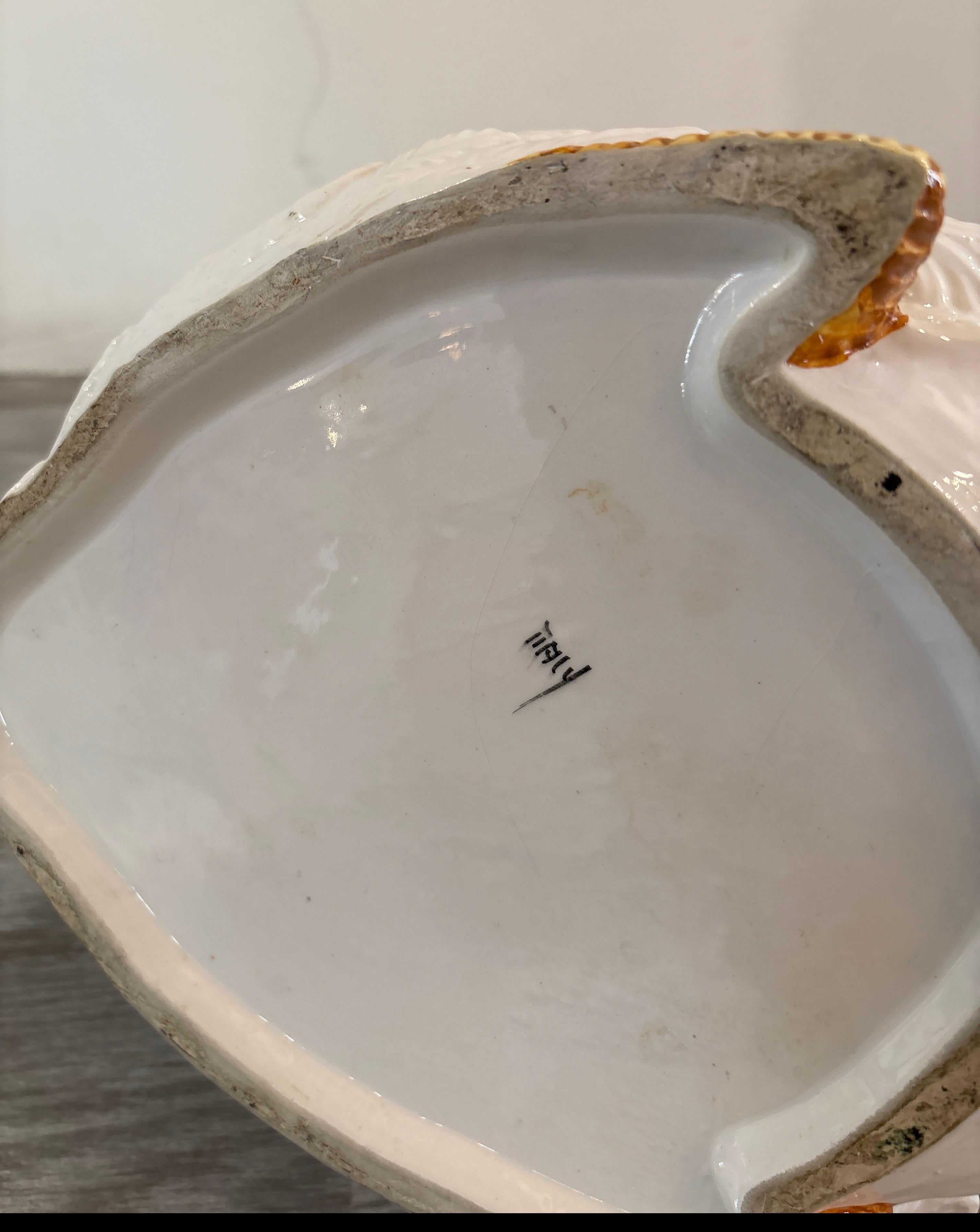 Una caprichosa maceta italiana pintada a mano con forma de cisne Cerámico en venta