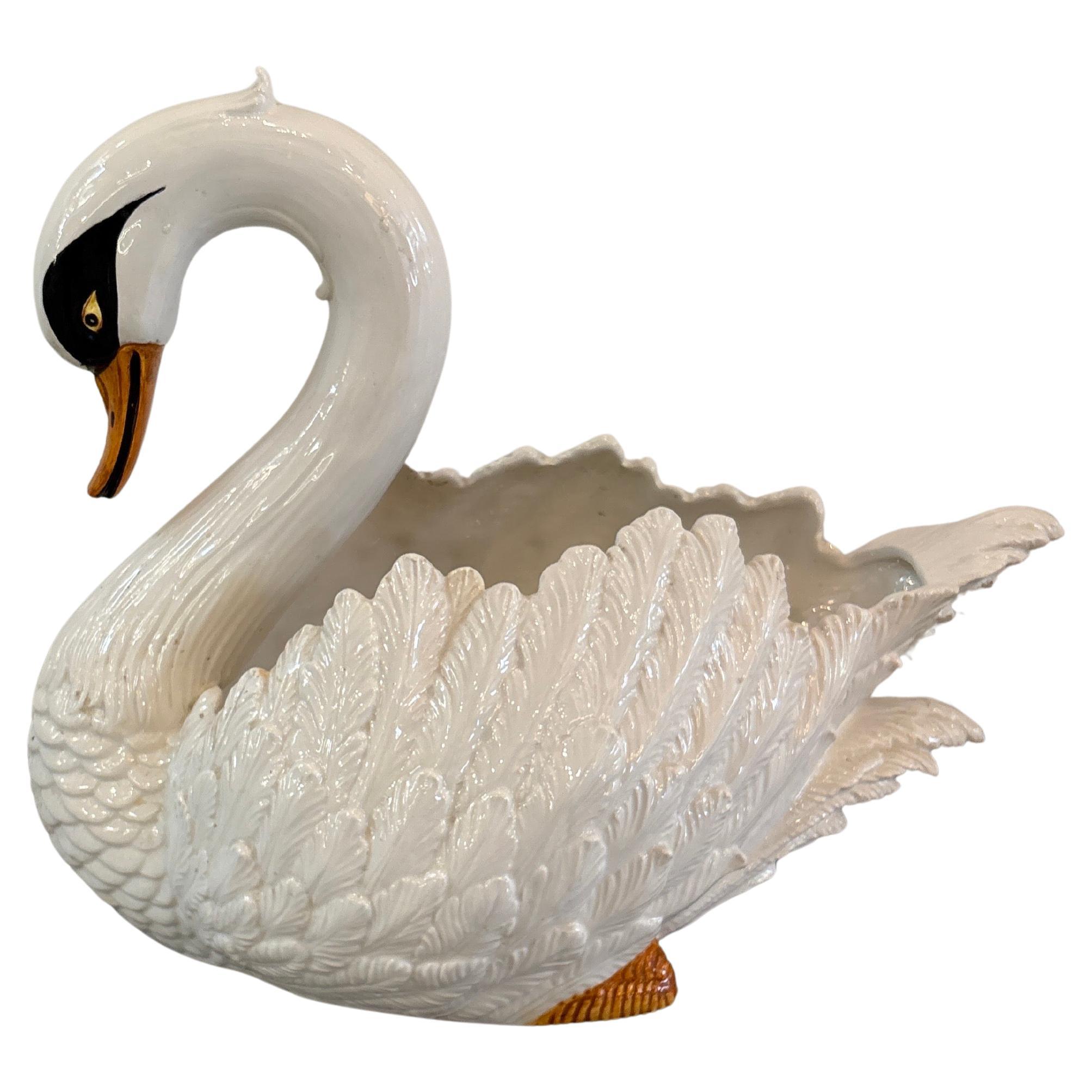 Una caprichosa maceta italiana pintada a mano con forma de cisne en venta