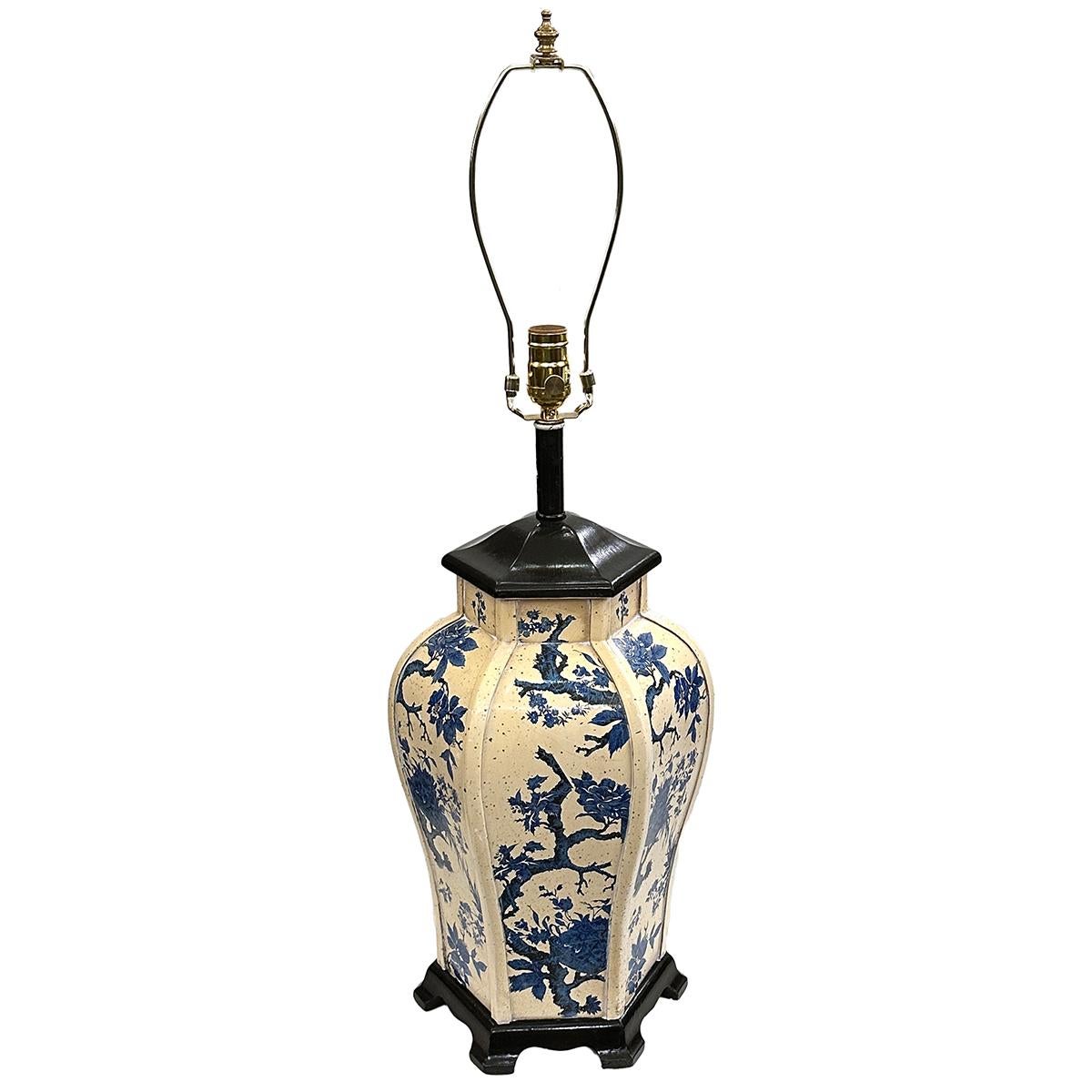 Anglais Lampe chinoiseries blanche et bleue en vente