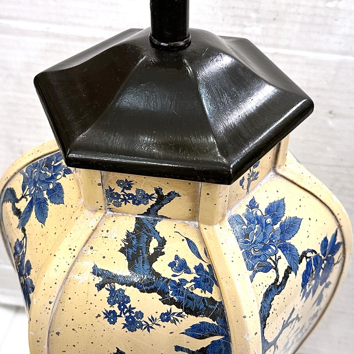 A White and Blue Chinoiserie Lamp In Good Condition For Sale In New York, NY