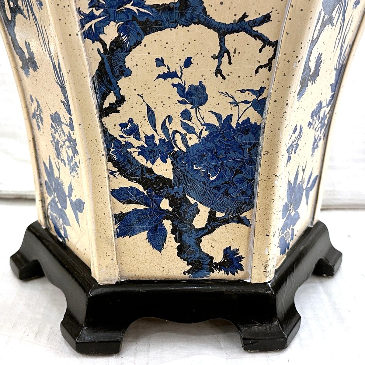 Milieu du XXe siècle Lampe chinoiseries blanche et bleue en vente