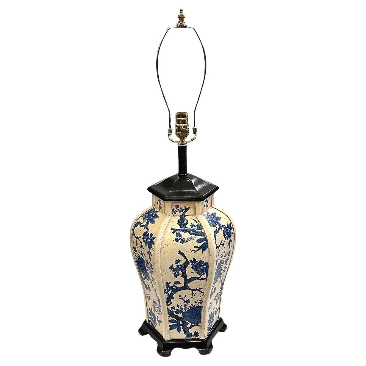 Lampe chinoiseries blanche et bleue en vente