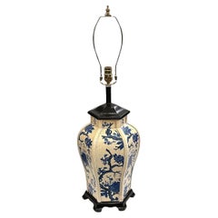 Weiße und blaue Chinoiserie-Lampe