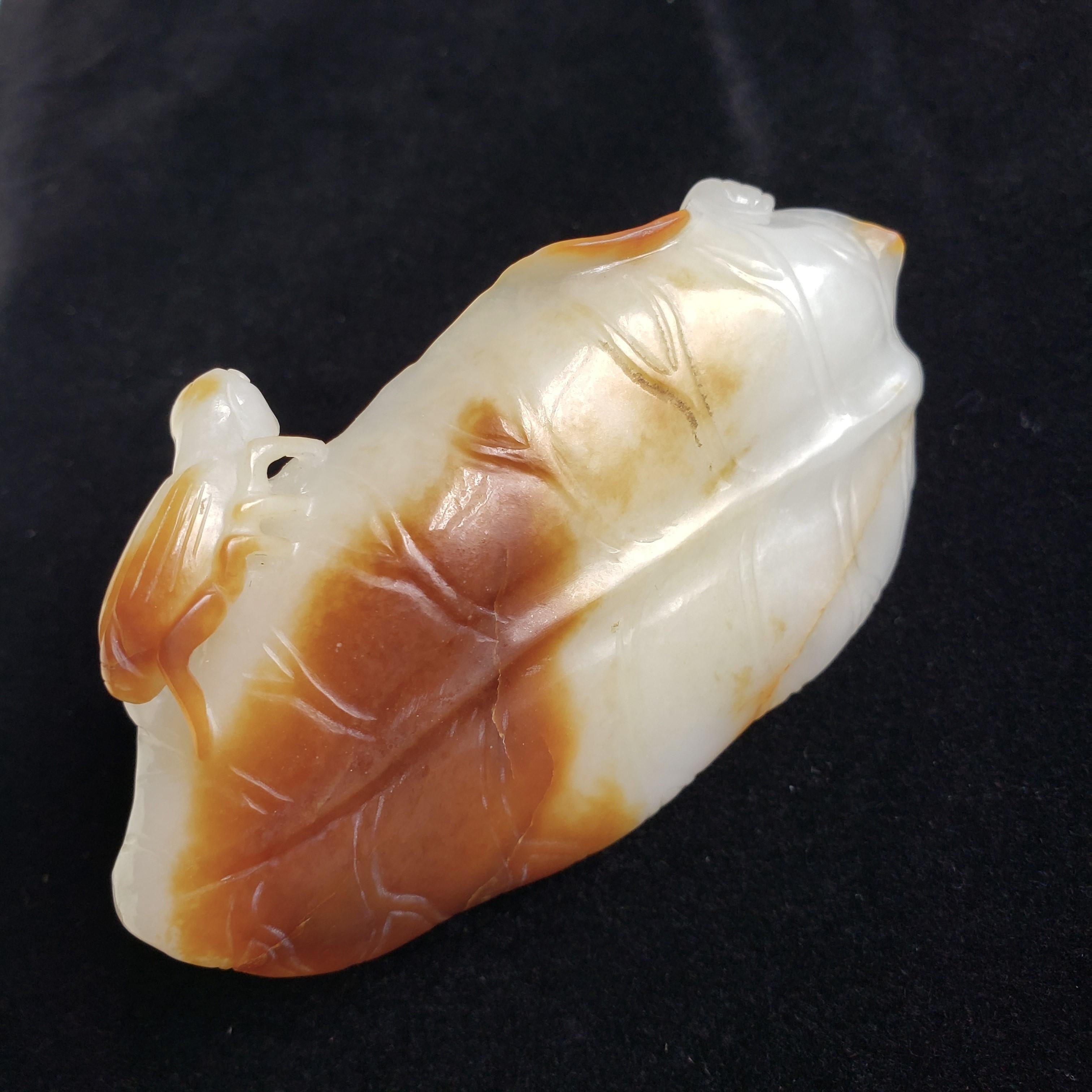 Sculpture en jade blanc et roussâtre représentant un garçon attrapant des grillons, Dynastie Whiting en vente 6