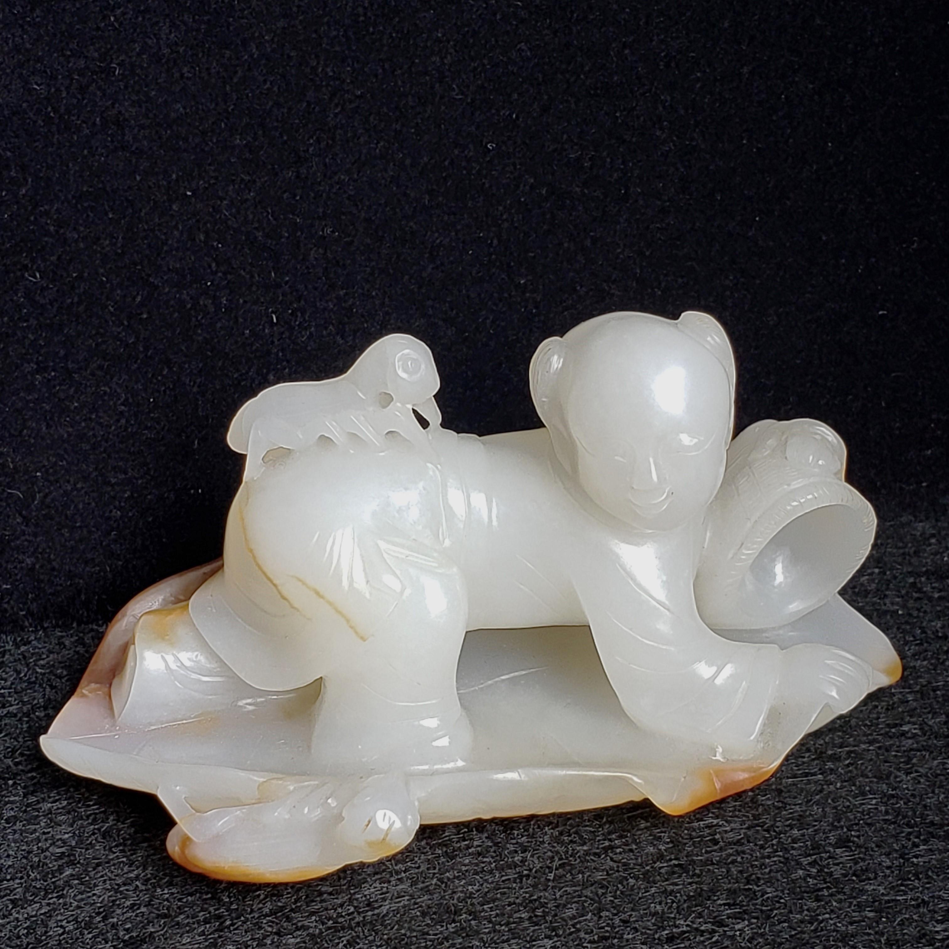 Sculpture en jade blanc et roussâtre représentant un garçon attrapant des grillons, Dynastie Whiting en vente 7
