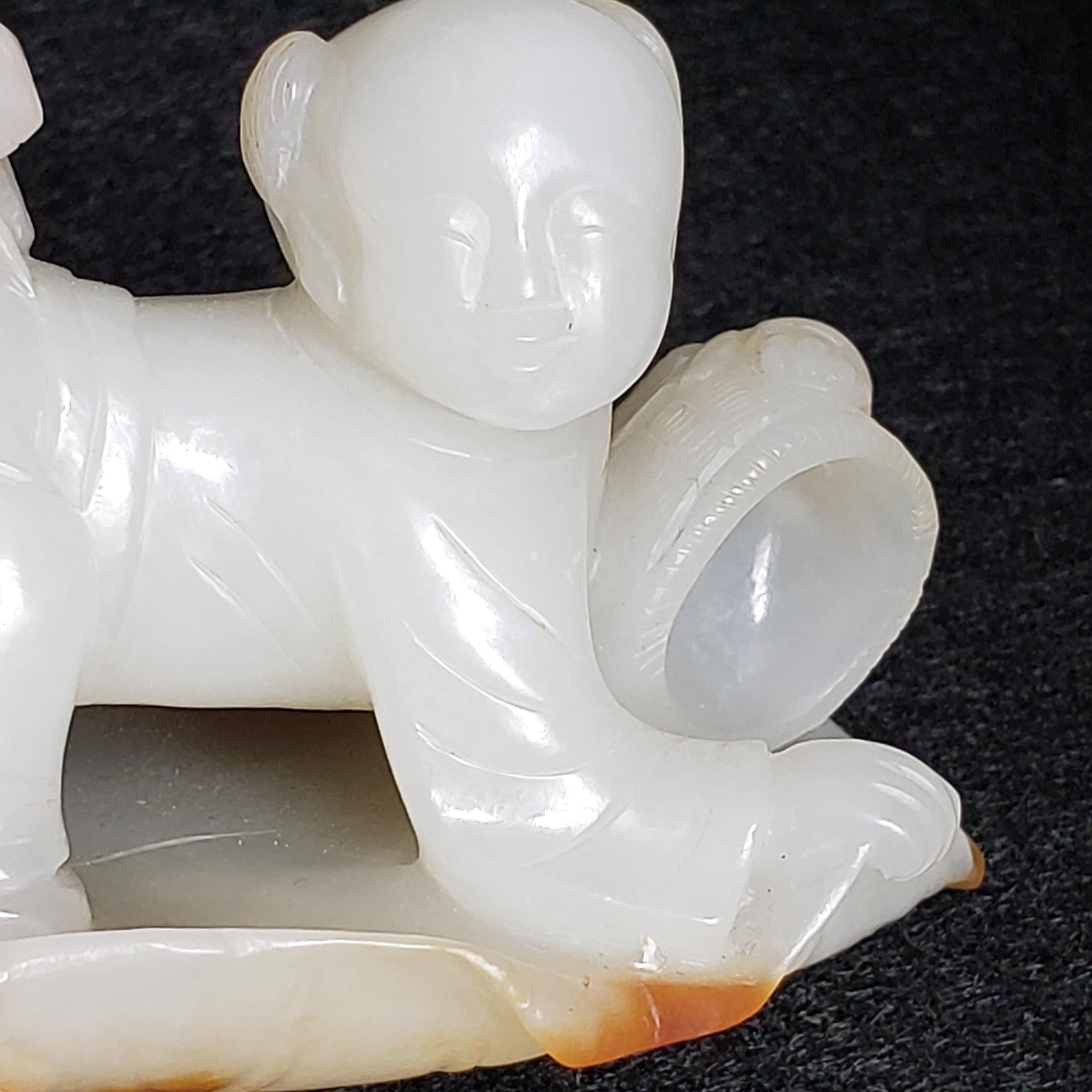 Sculpture en jade blanc et roussâtre représentant un garçon attrapant des grillons, Dynastie Whiting en vente 8