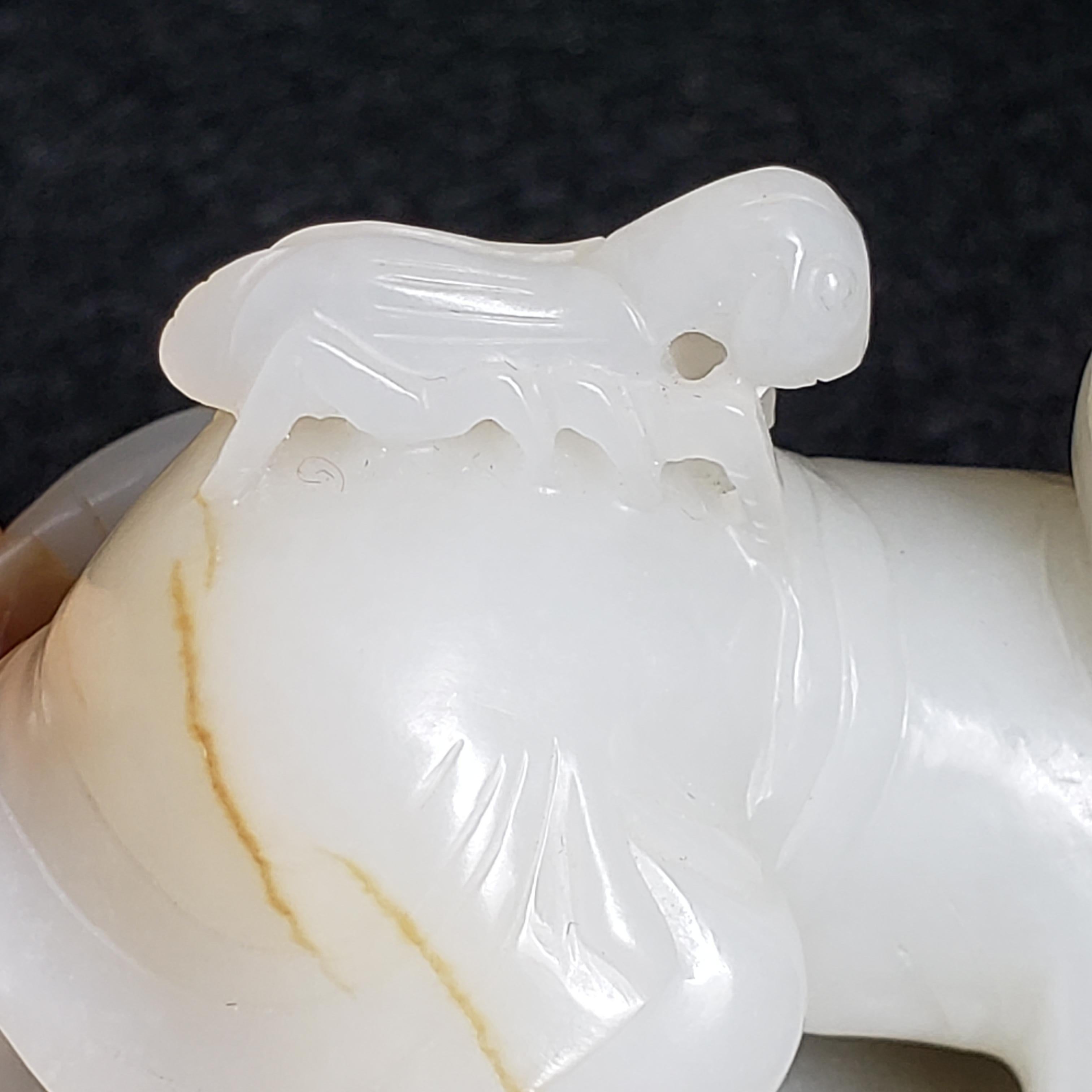 Sculpture en jade blanc et roussâtre représentant un garçon attrapant des grillons, Dynastie Whiting en vente 9