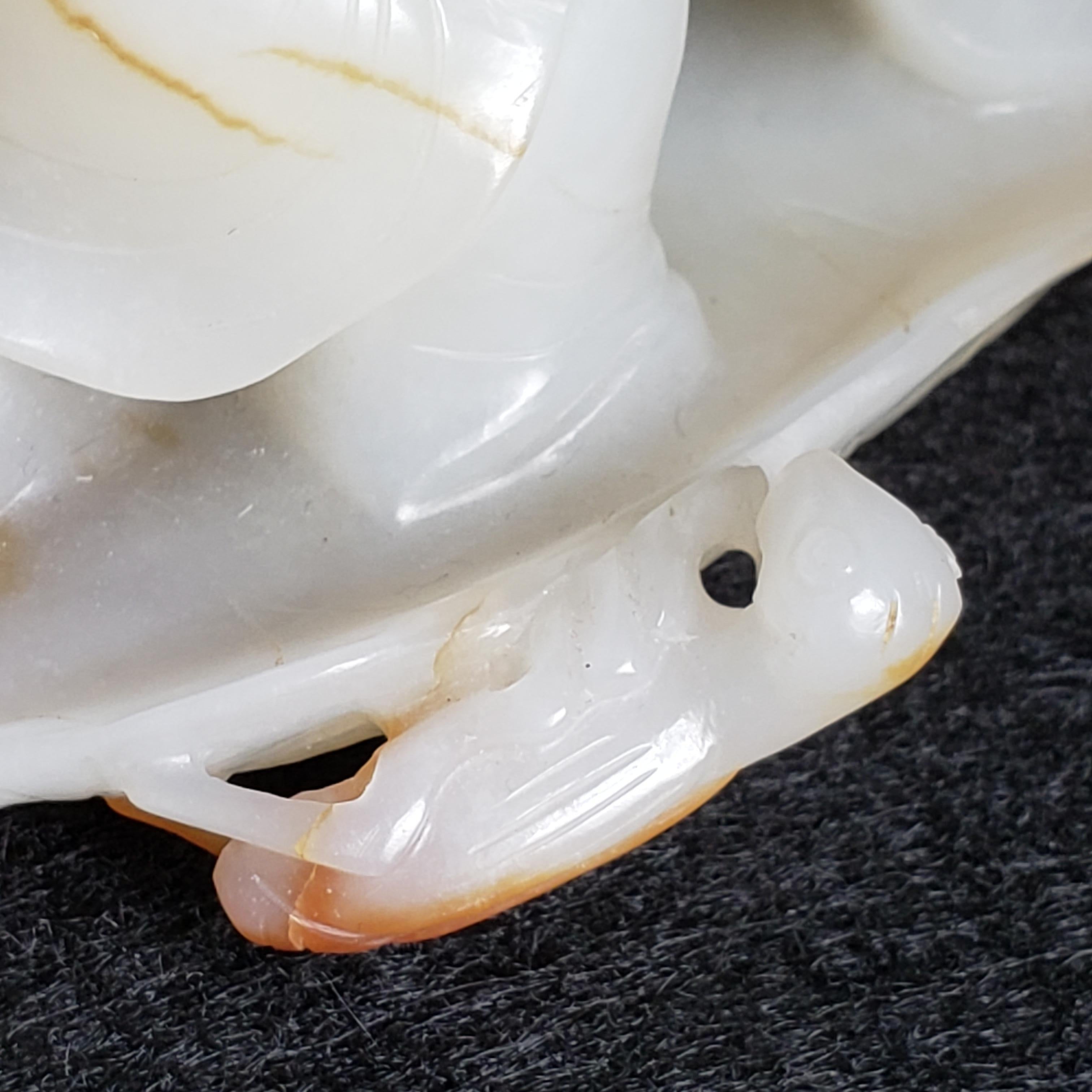 Sculpture en jade blanc et roussâtre représentant un garçon attrapant des grillons, Dynastie Whiting en vente 10