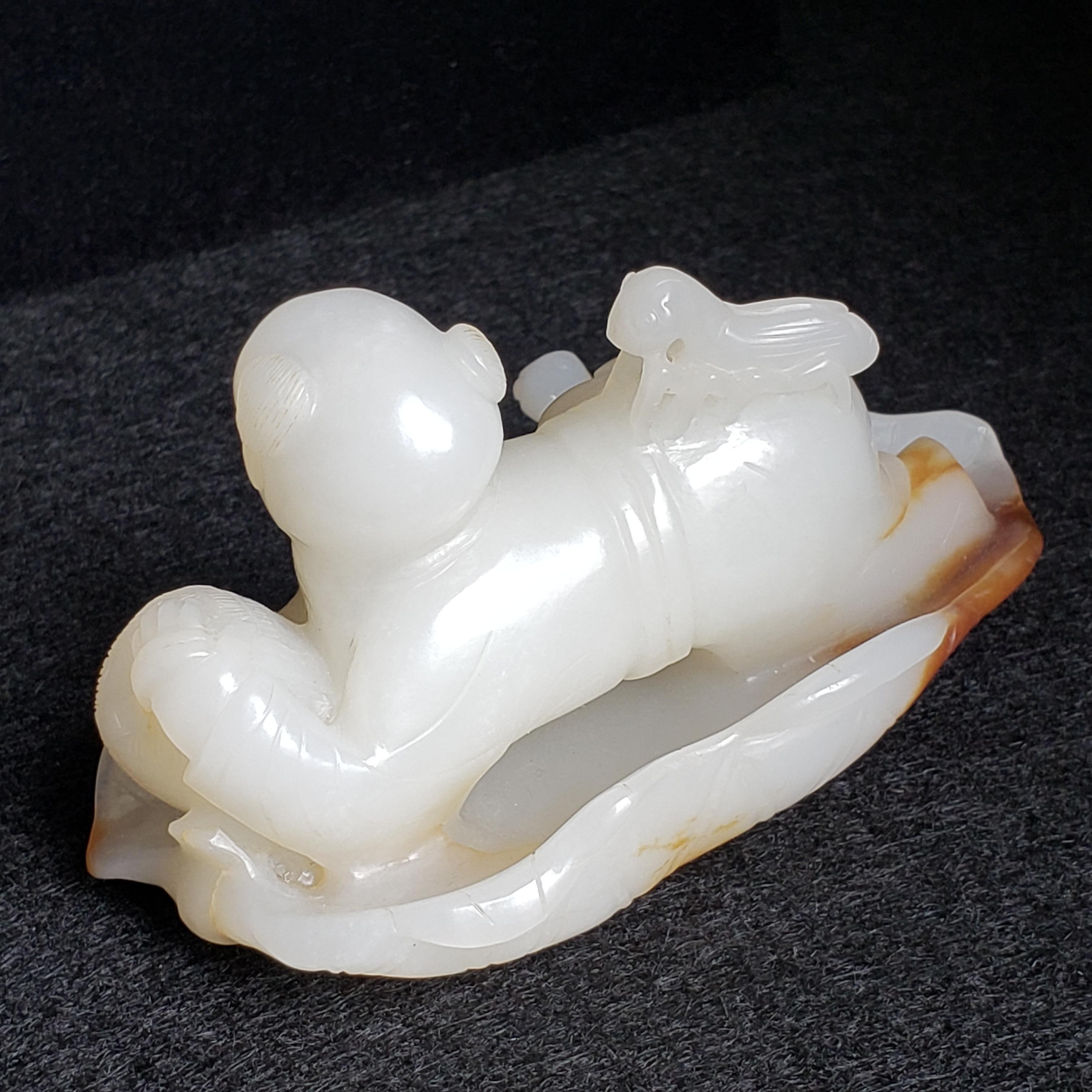 Sculpture en jade blanc et roussâtre représentant un garçon attrapant des grillons, Dynastie Whiting en vente 11