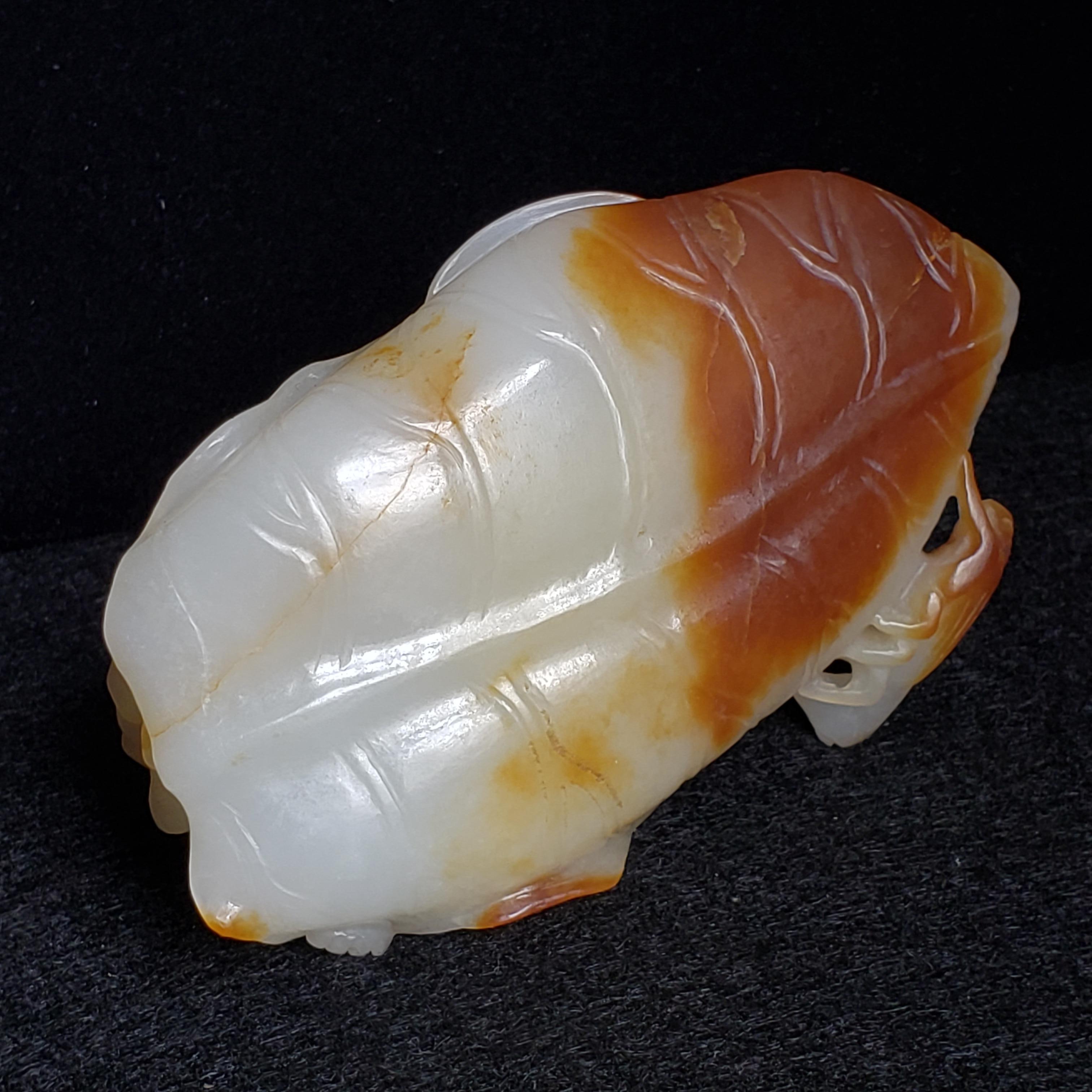 Sculpture en jade blanc et roussâtre représentant un garçon attrapant des grillons, Dynastie Whiting en vente 12