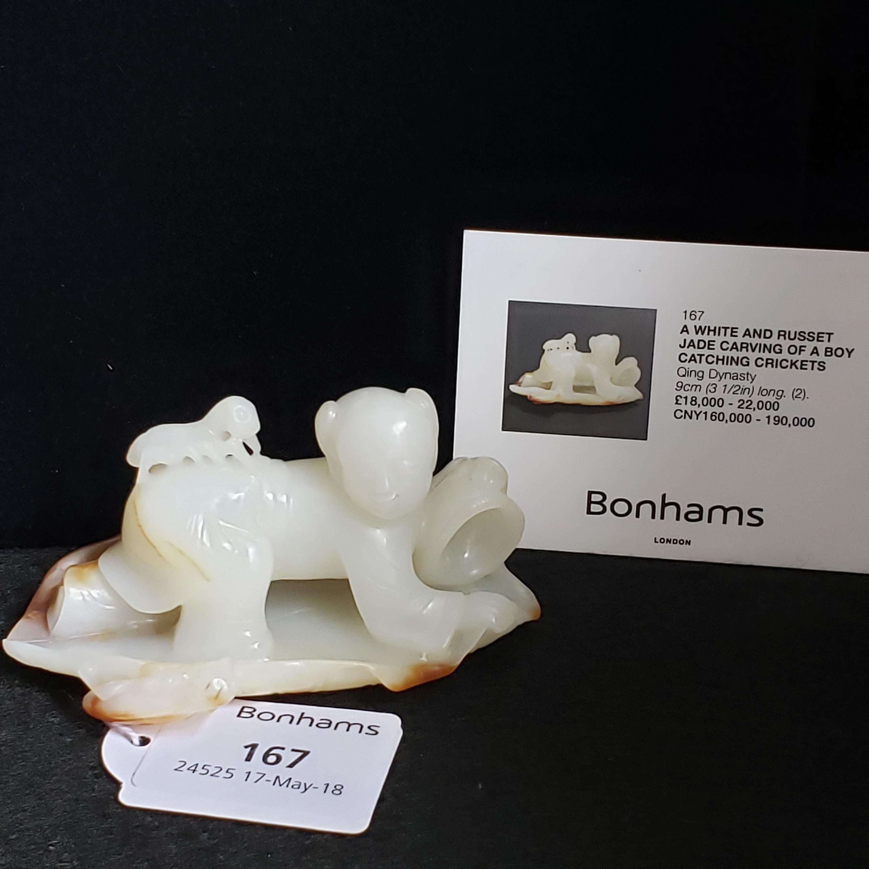 Sculpture en jade blanc et roussâtre représentant un garçon attrapant des grillons, Dynastie Whiting en vente 14