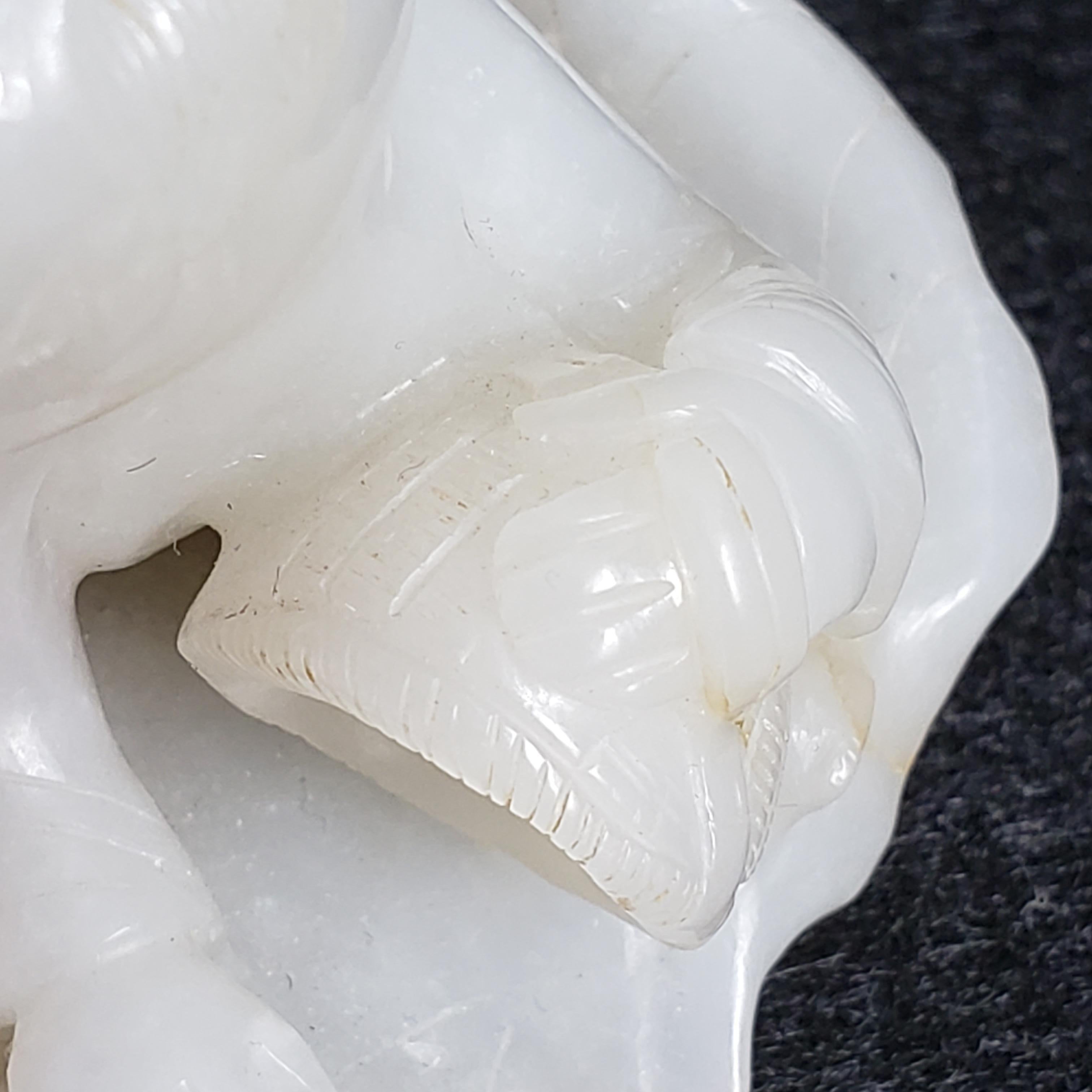 Sculpture en jade blanc et roussâtre représentant un garçon attrapant des grillons, Dynastie Whiting en vente 15