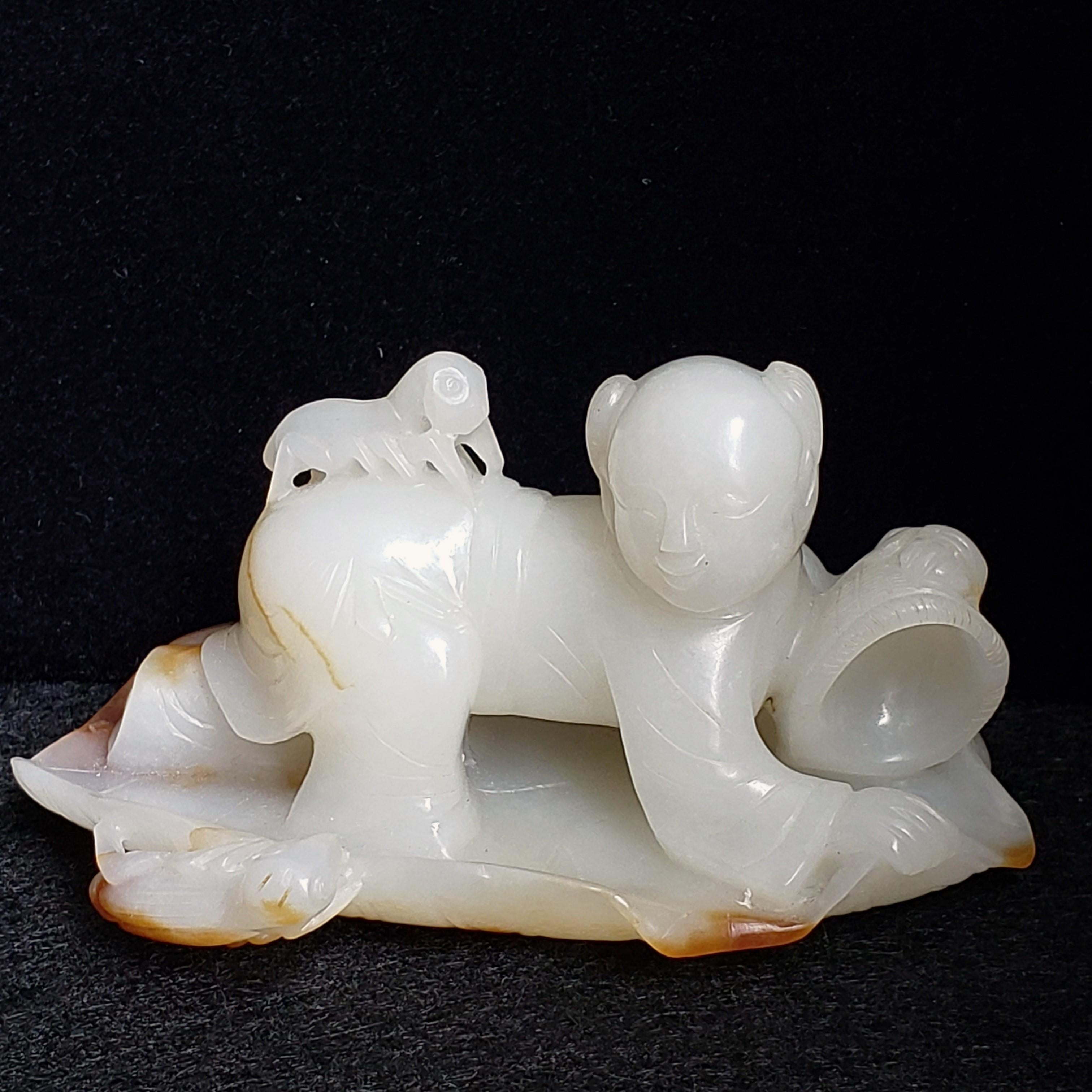 Sculpture en jade blanc et roussâtre représentant un garçon attrapant des grillons, Dynastie Whiting en vente 13