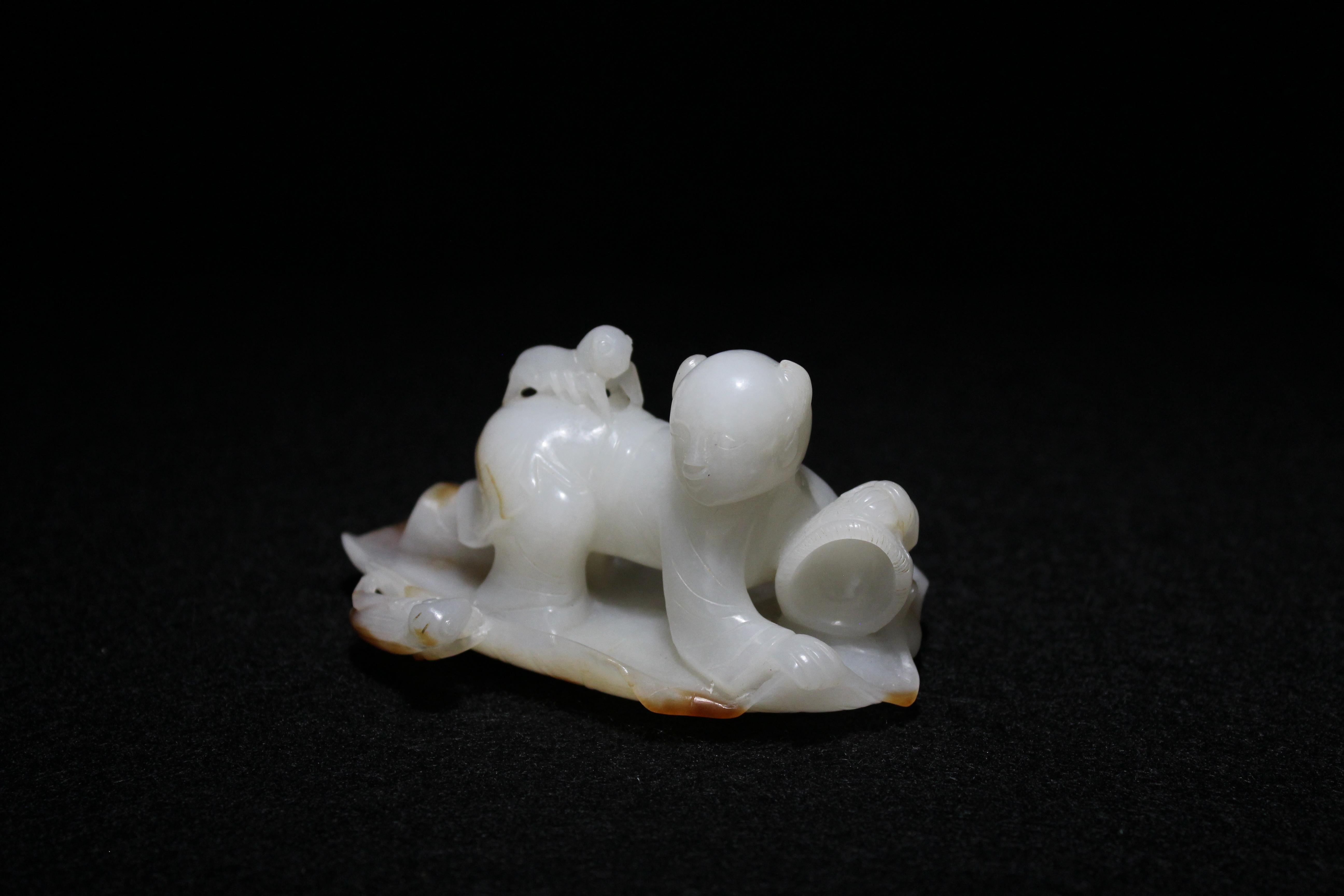 Sculpture en jade blanc et roussâtre représentant un garçon attrapant des grillons, Dynastie Whiting Unisexe en vente