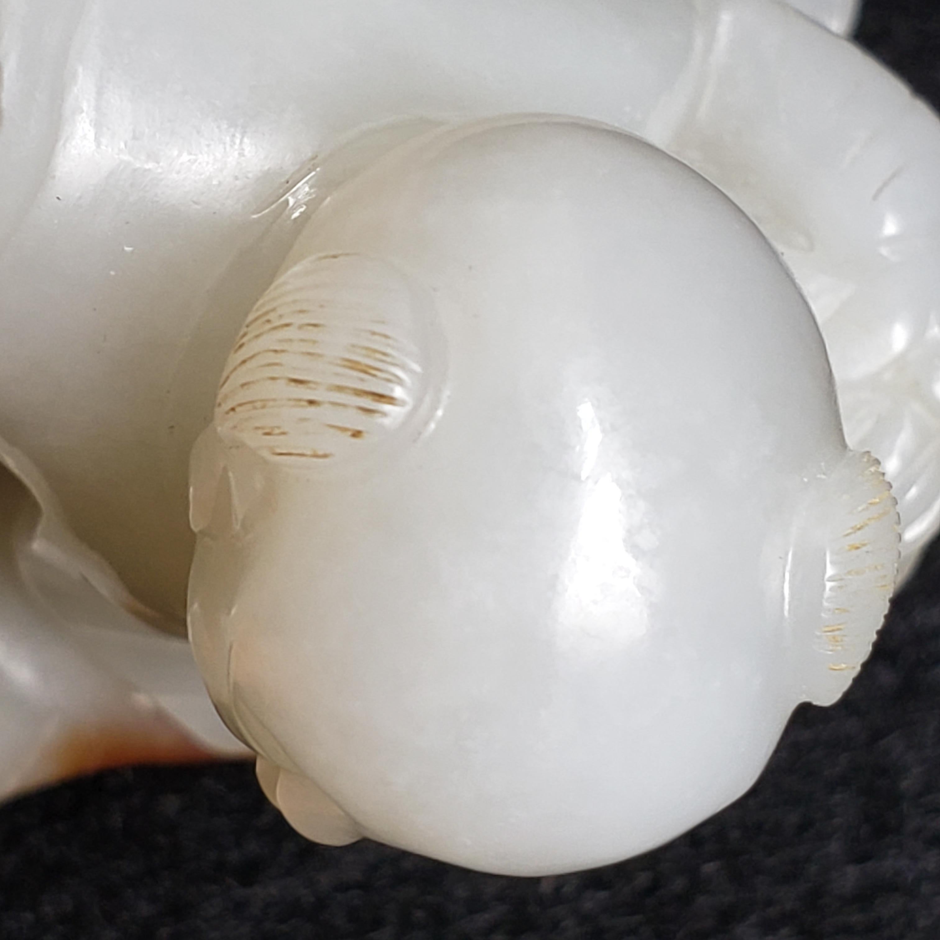 Sculpture en jade blanc et roussâtre représentant un garçon attrapant des grillons, Dynastie Whiting en vente 16