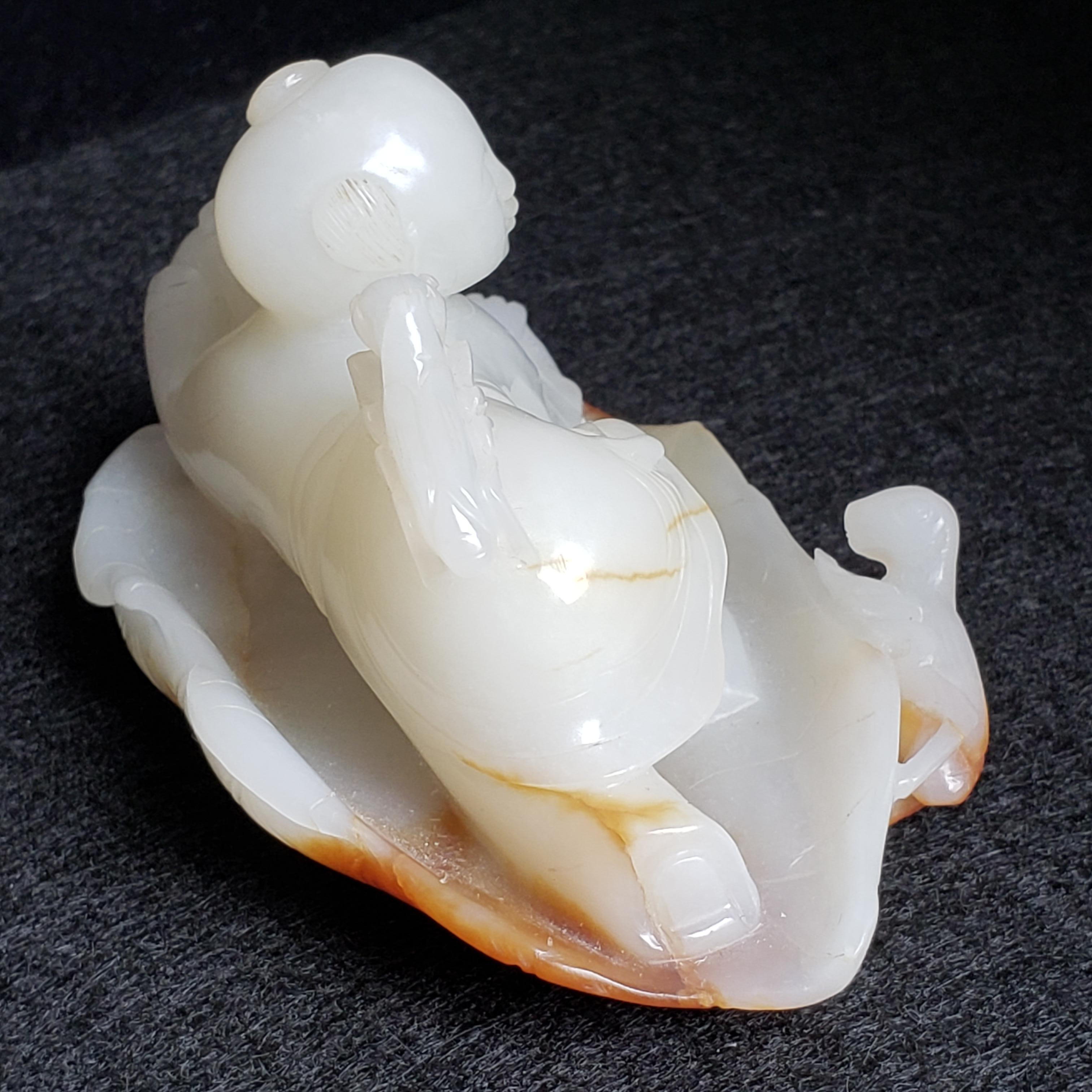 Sculpture en jade blanc et roussâtre représentant un garçon attrapant des grillons, Dynastie Whiting Bon état - En vente à San Diego, CA