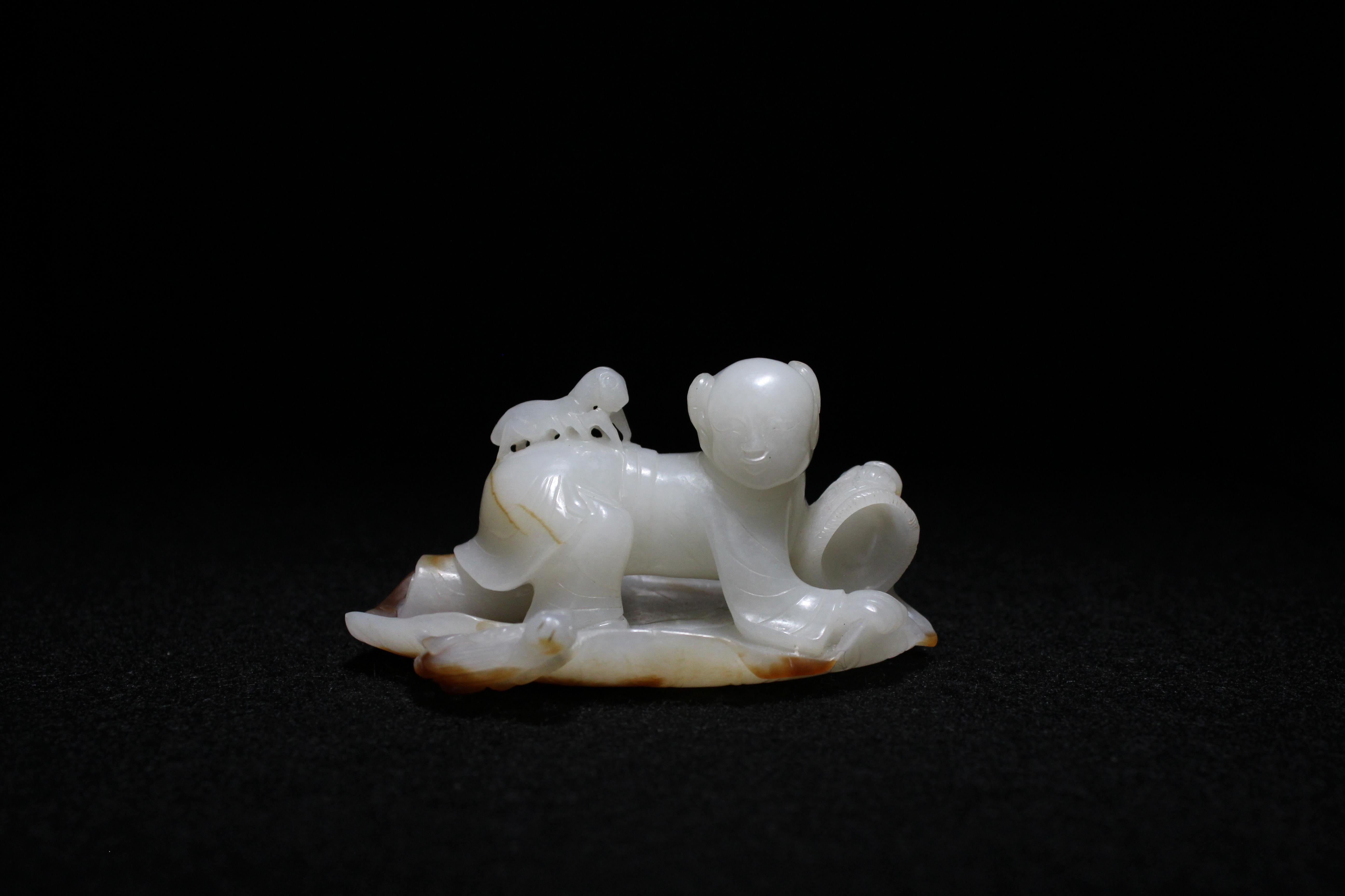 Sculpture en jade blanc et roussâtre représentant un garçon attrapant des grillons, Dynastie Whiting en vente 1