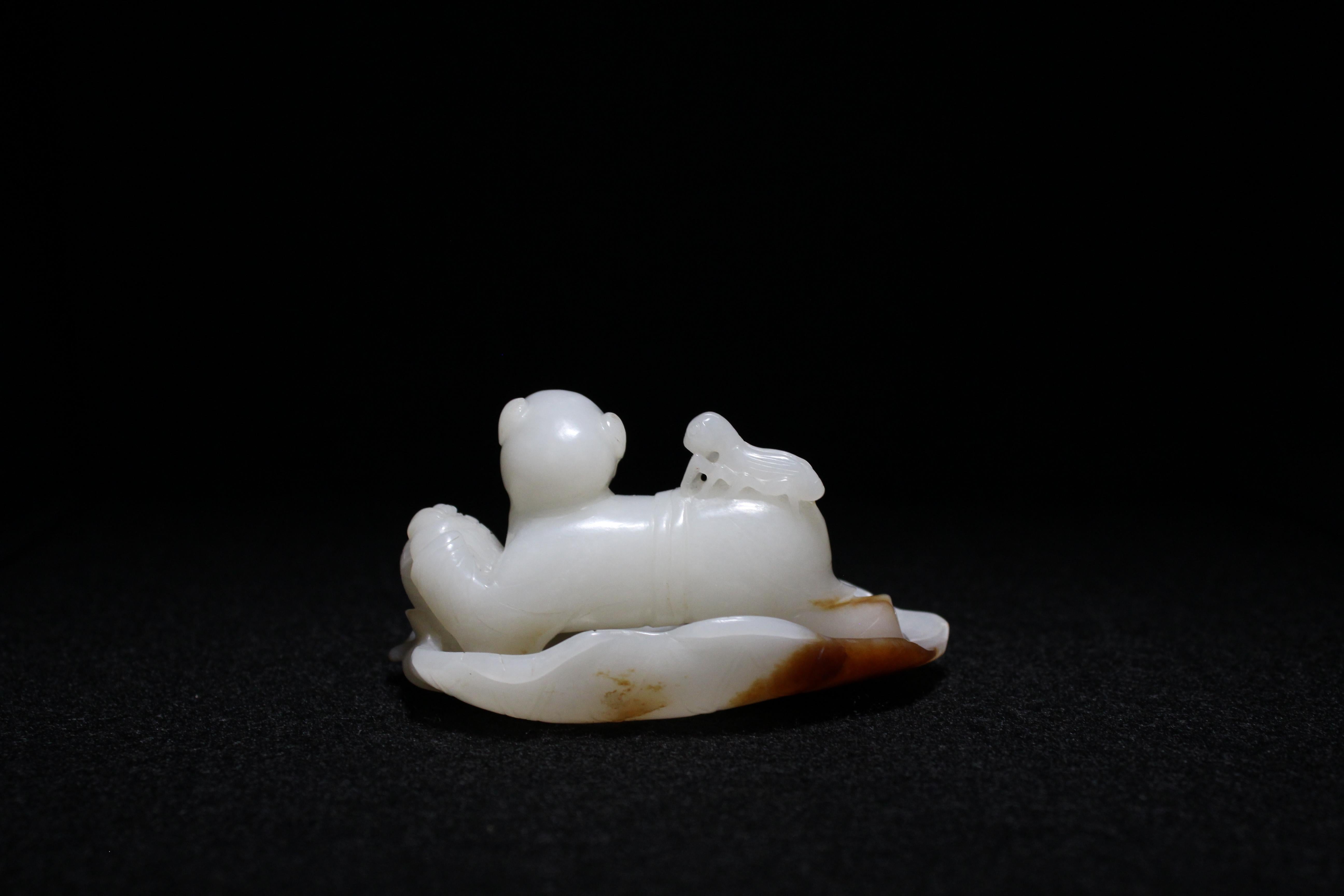 Sculpture en jade blanc et roussâtre représentant un garçon attrapant des grillons, Dynastie Whiting en vente 2