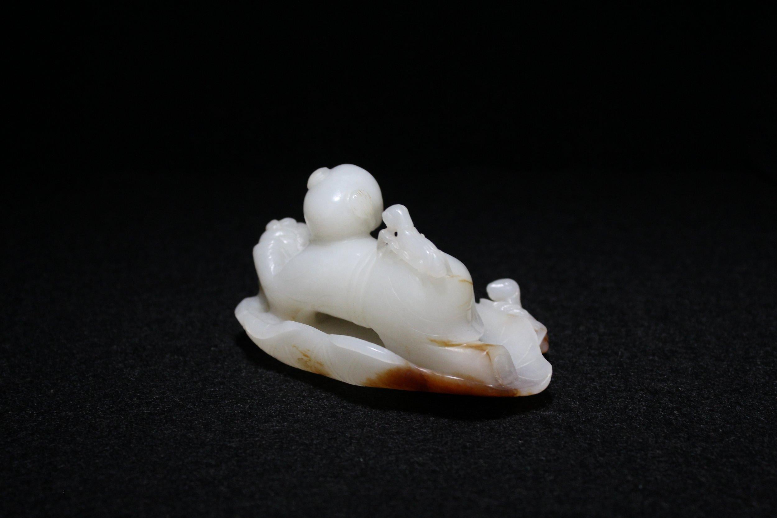 Sculpture en jade blanc et roussâtre représentant un garçon attrapant des grillons, Dynastie Whiting en vente 3