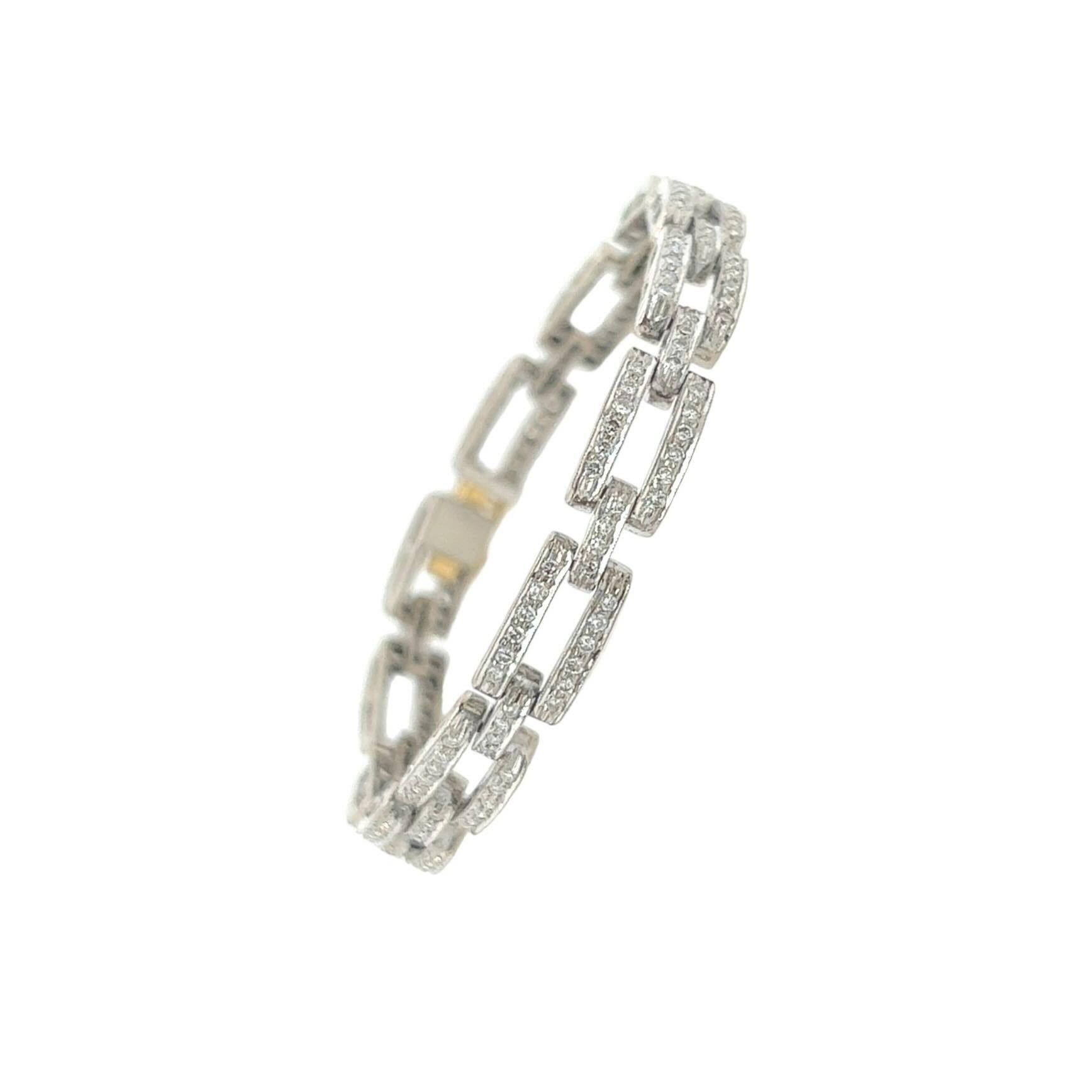 Ein Armband aus 18 Karat Weiß- und Gelbgold mit Diamanten, Englisch.  Rechteckige Glieder aus Weißgold, die sich mit Stabgliedern abwechseln, alle mit etwa einhundertzweiundneunzig runden Diamanten im Brillantschliff besetzt, mit einer Zunge und