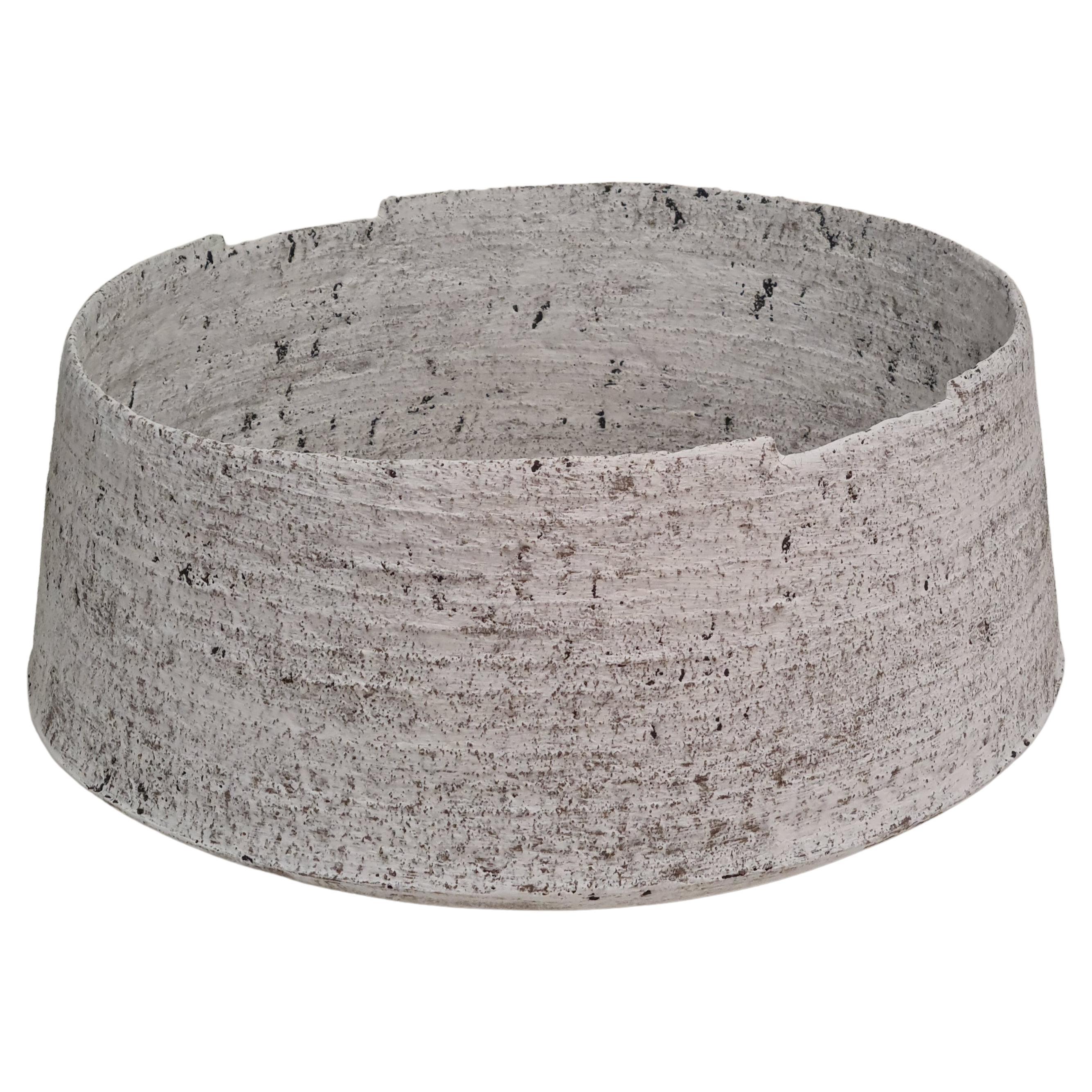 White Basket, The Winter Series, opera d'arte in ceramica di Kati Tuominen-Niittylä