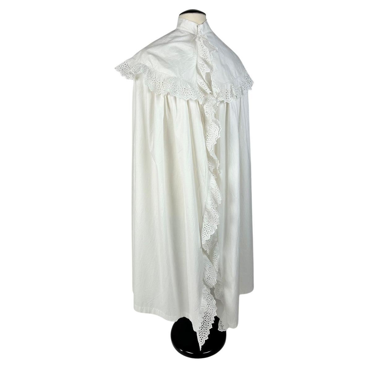 Hacia 1880-1900
Francia
Bata matutina de finísimo algodón blanco calado y sus falbalas en broderie anglaise de finales del siglo XIX procedente de un castillo de la región parisina. Capa con cuello de oficial y gran volante estilo Berthe que cubre