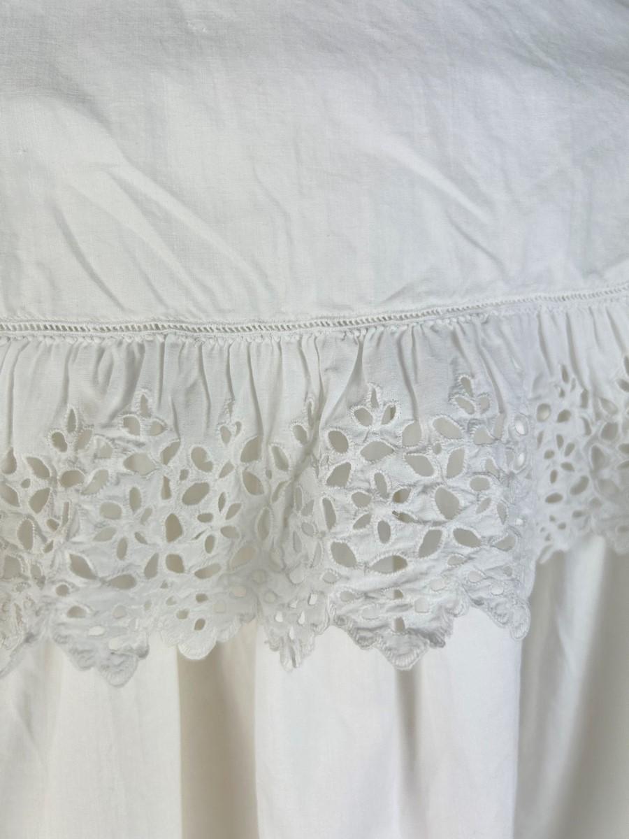 Abito da camera in cotone bianco e falbalas in broderie anglaise - Francia Circa 188 in vendita 5