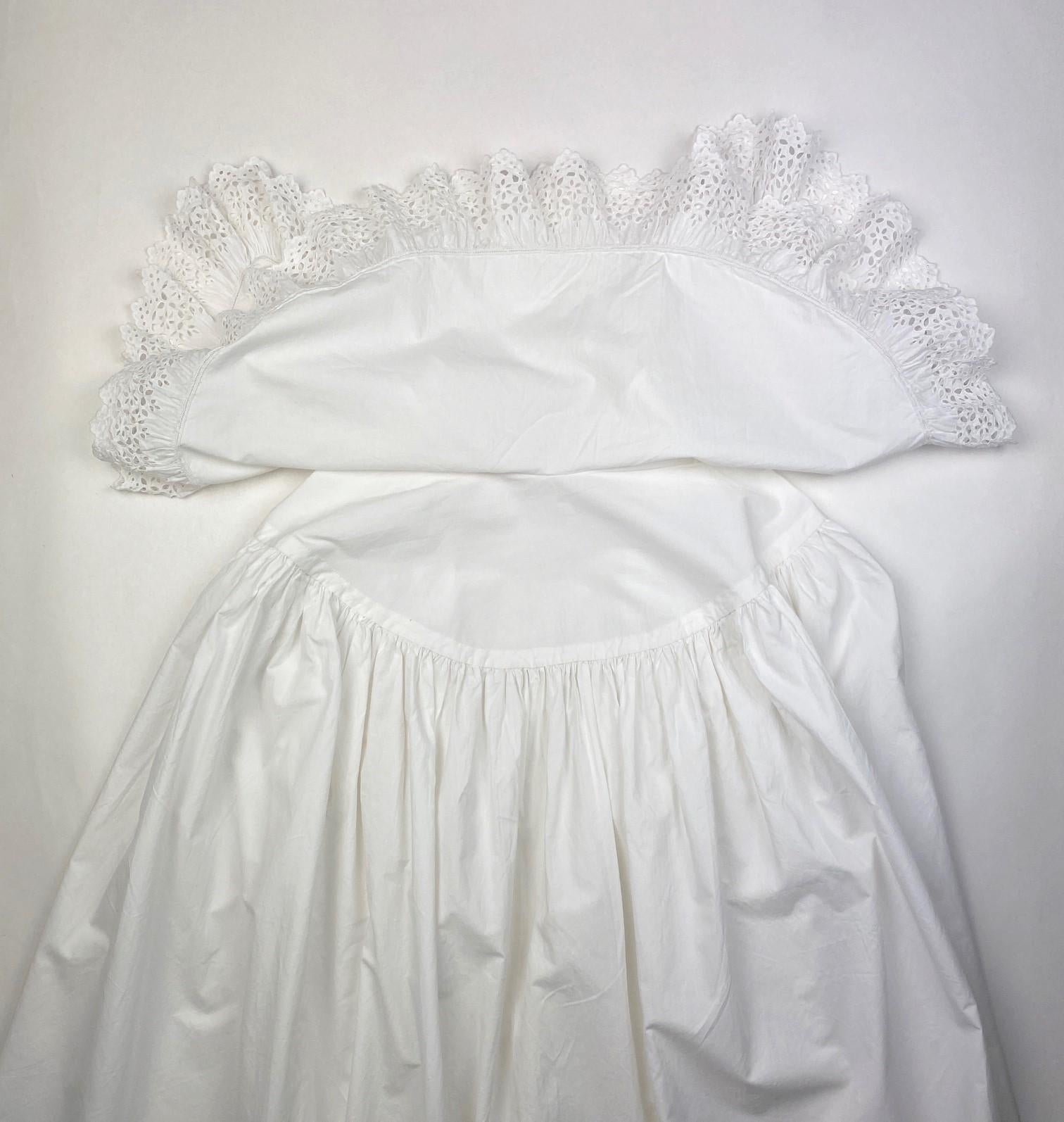 Abito da camera in cotone bianco e falbalas in broderie anglaise - Francia Circa 188 in vendita 7