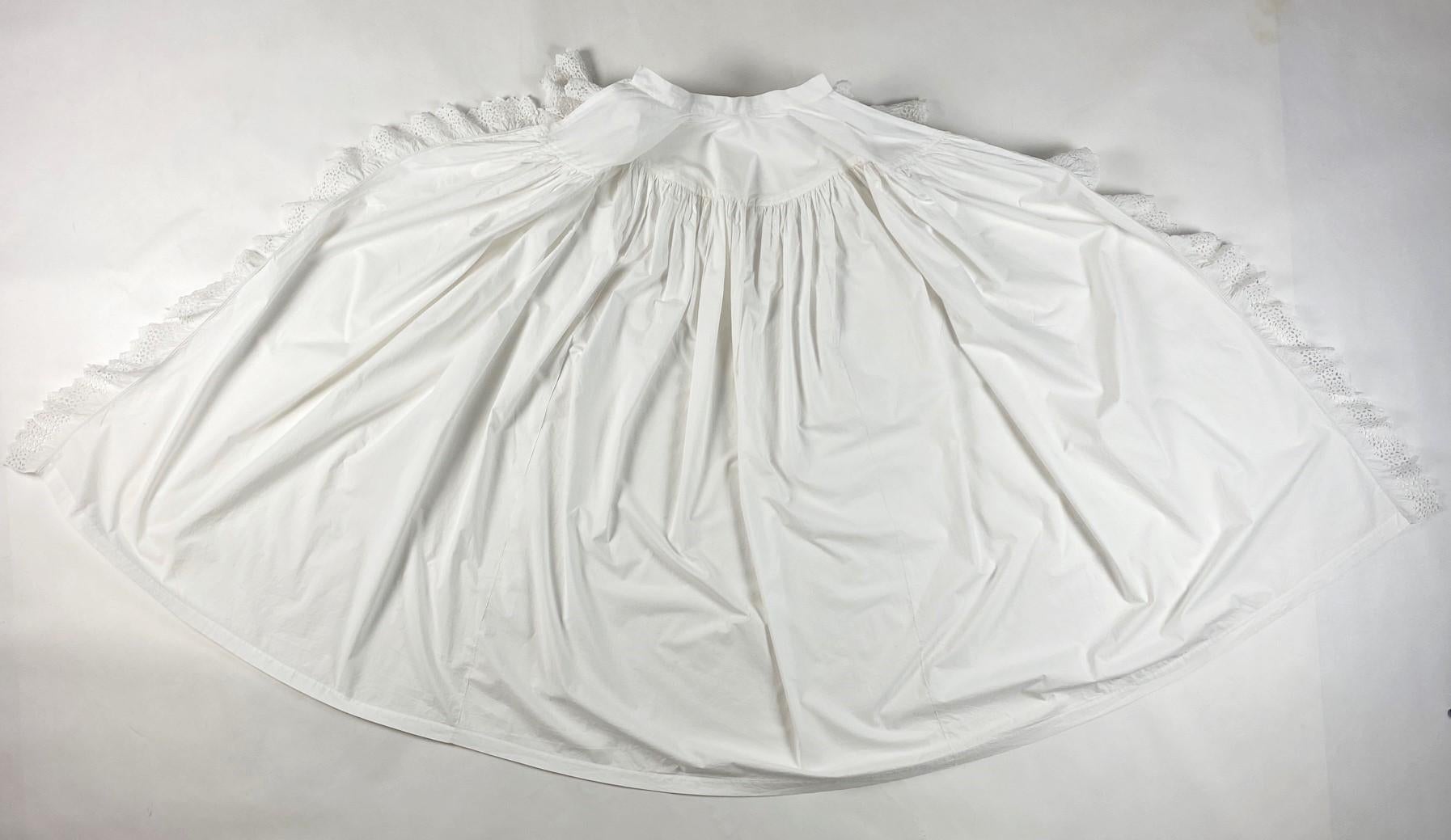 Abito da camera in cotone bianco e falbalas in broderie anglaise - Francia Circa 188 in vendita 8