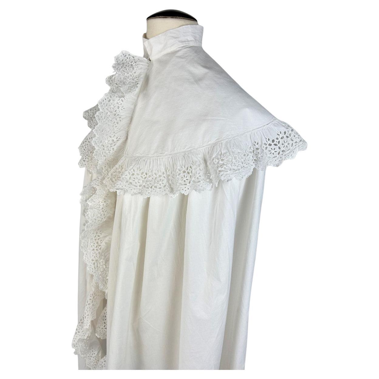 Grigio Abito da camera in cotone bianco e falbalas in broderie anglaise - Francia Circa 188 in vendita