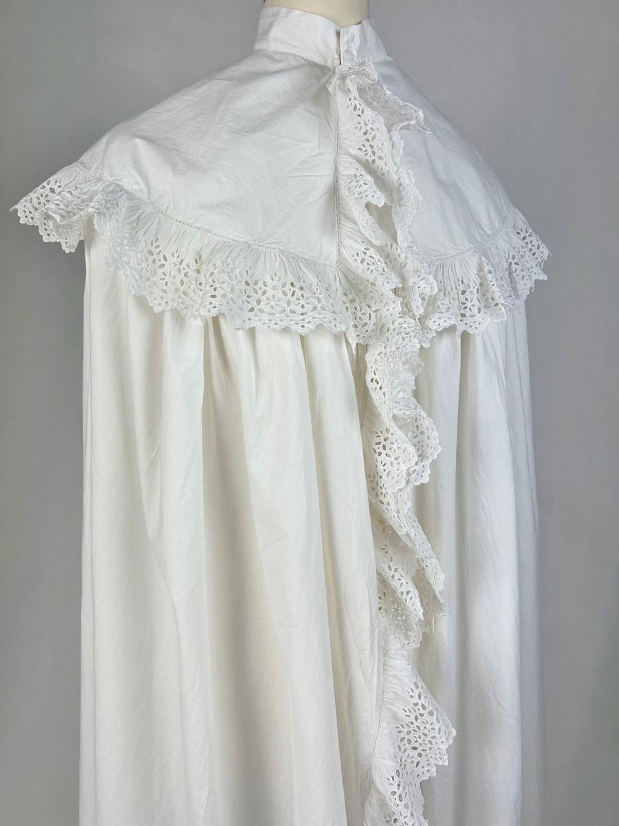 Abito da camera in cotone bianco e falbalas in broderie anglaise - Francia Circa 188 in vendita 1