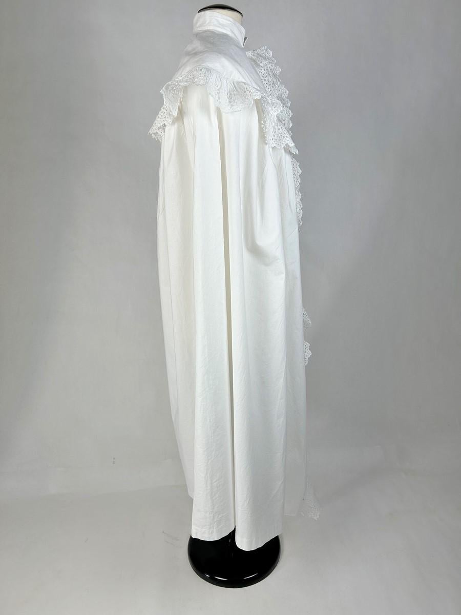 Abito da camera in cotone bianco e falbalas in broderie anglaise - Francia Circa 188 in vendita 2