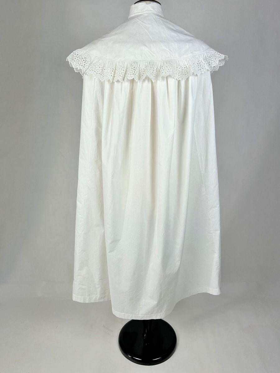Abito da camera in cotone bianco e falbalas in broderie anglaise - Francia Circa 188 in vendita 3