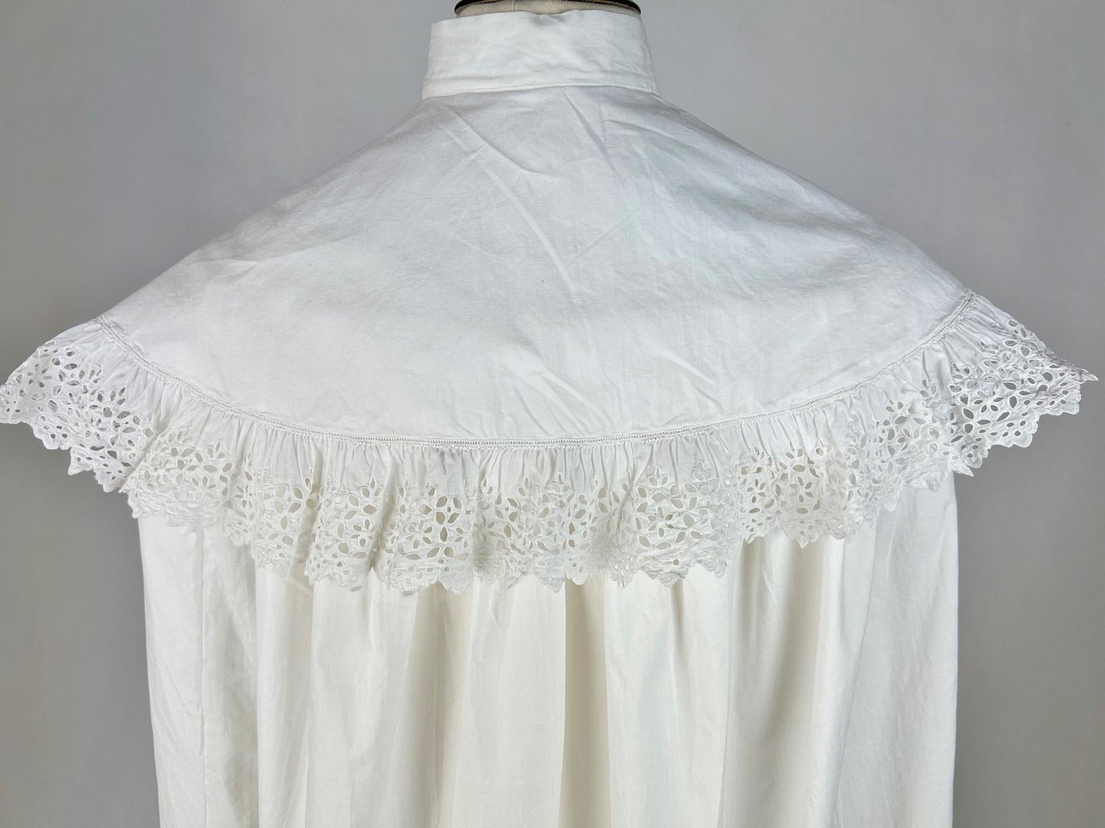 Abito da camera in cotone bianco e falbalas in broderie anglaise - Francia Circa 188 in vendita 4
