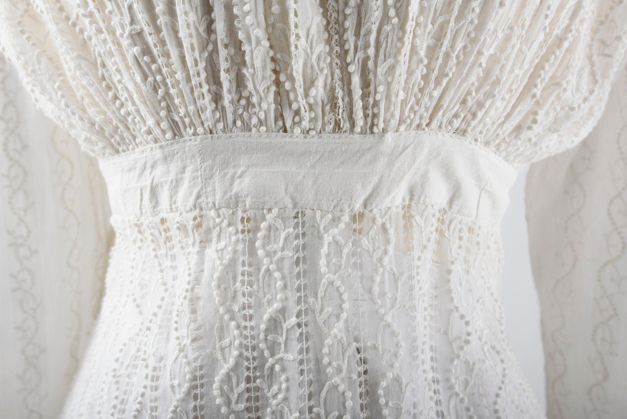 A White embroidery Day Dress on cotton muslin - France Circa 1816-1818 2