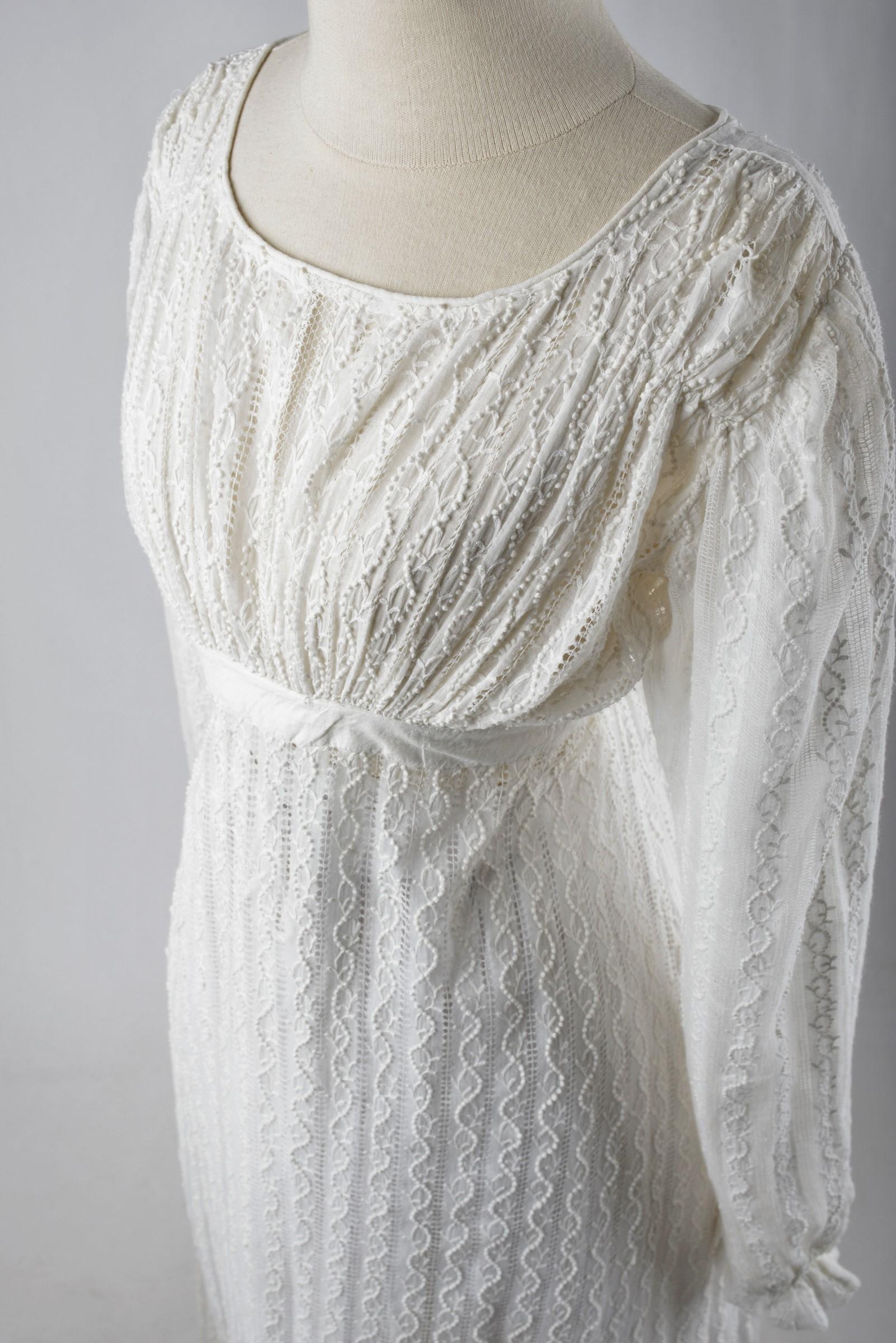 A White embroidery Day Dress on cotton muslin - France Circa 1816-1818 3