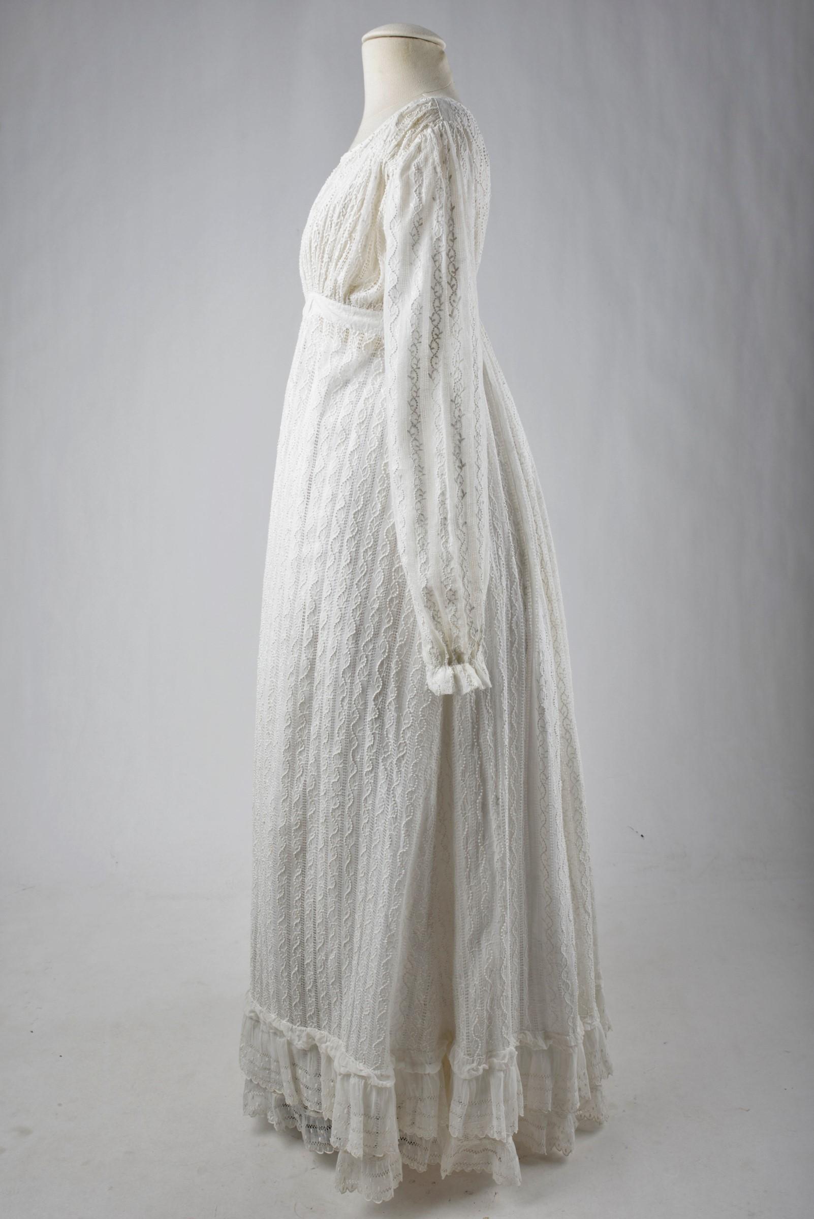 A White embroidery Day Dress on cotton muslin - France Circa 1816-1818 4