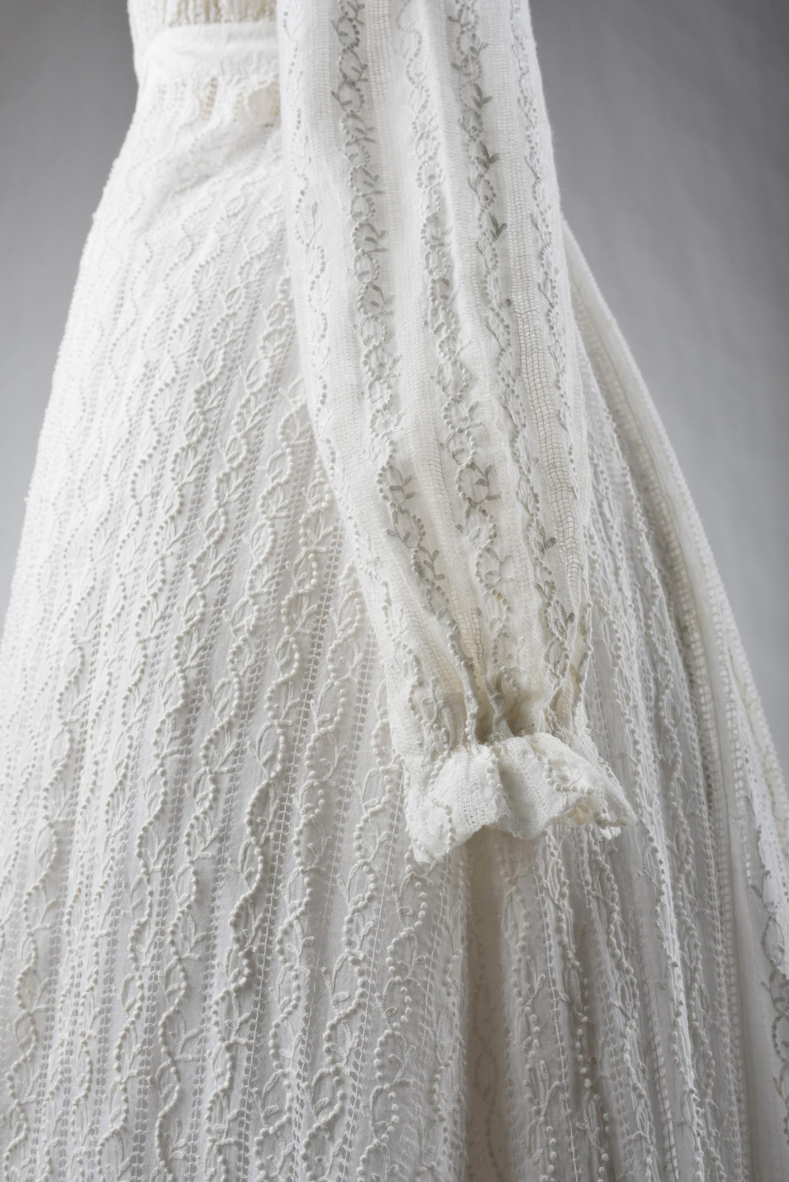 A White embroidery Day Dress on cotton muslin - France Circa 1816-1818 5