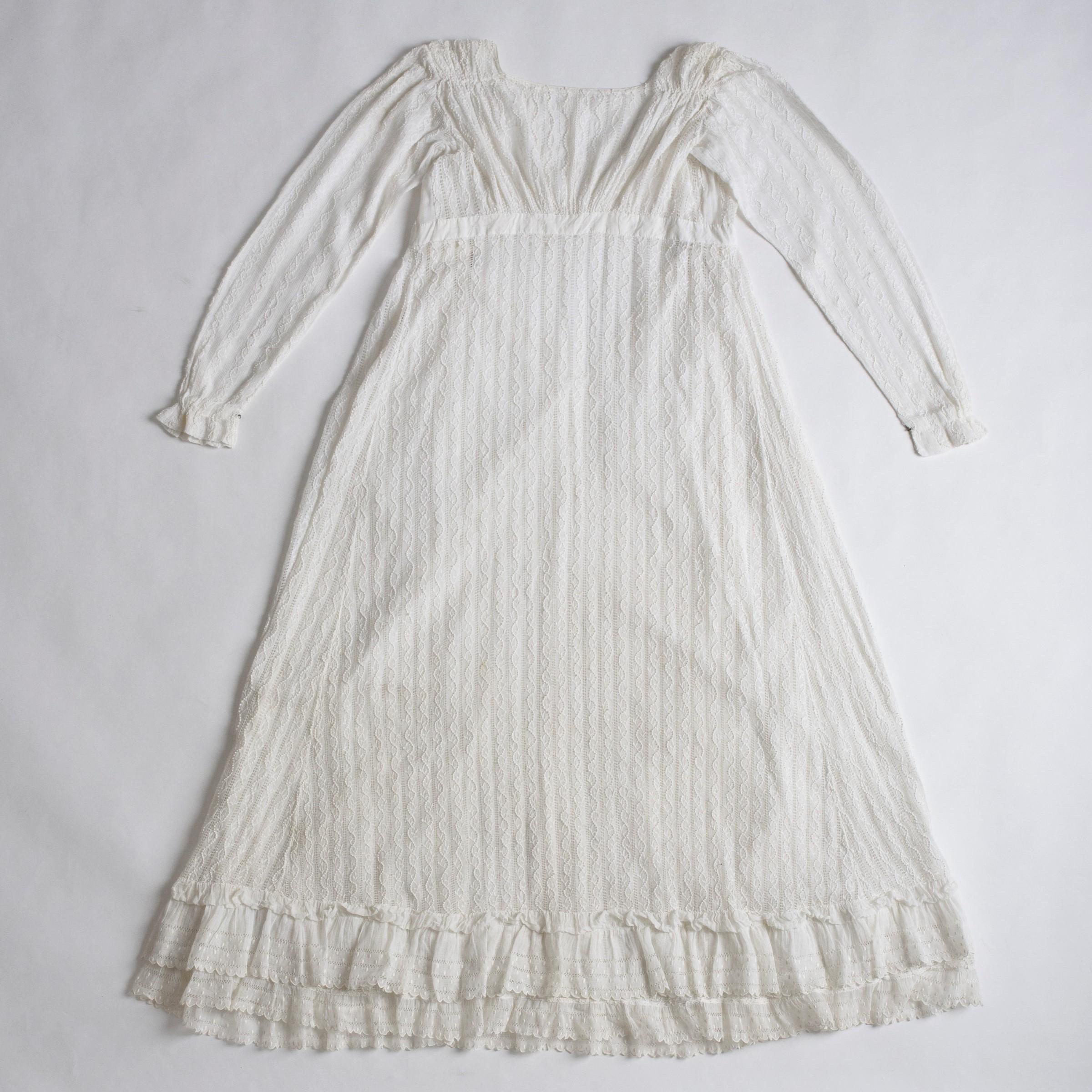 A White embroidery Day Dress on cotton muslin - France Circa 1816-1818 7
