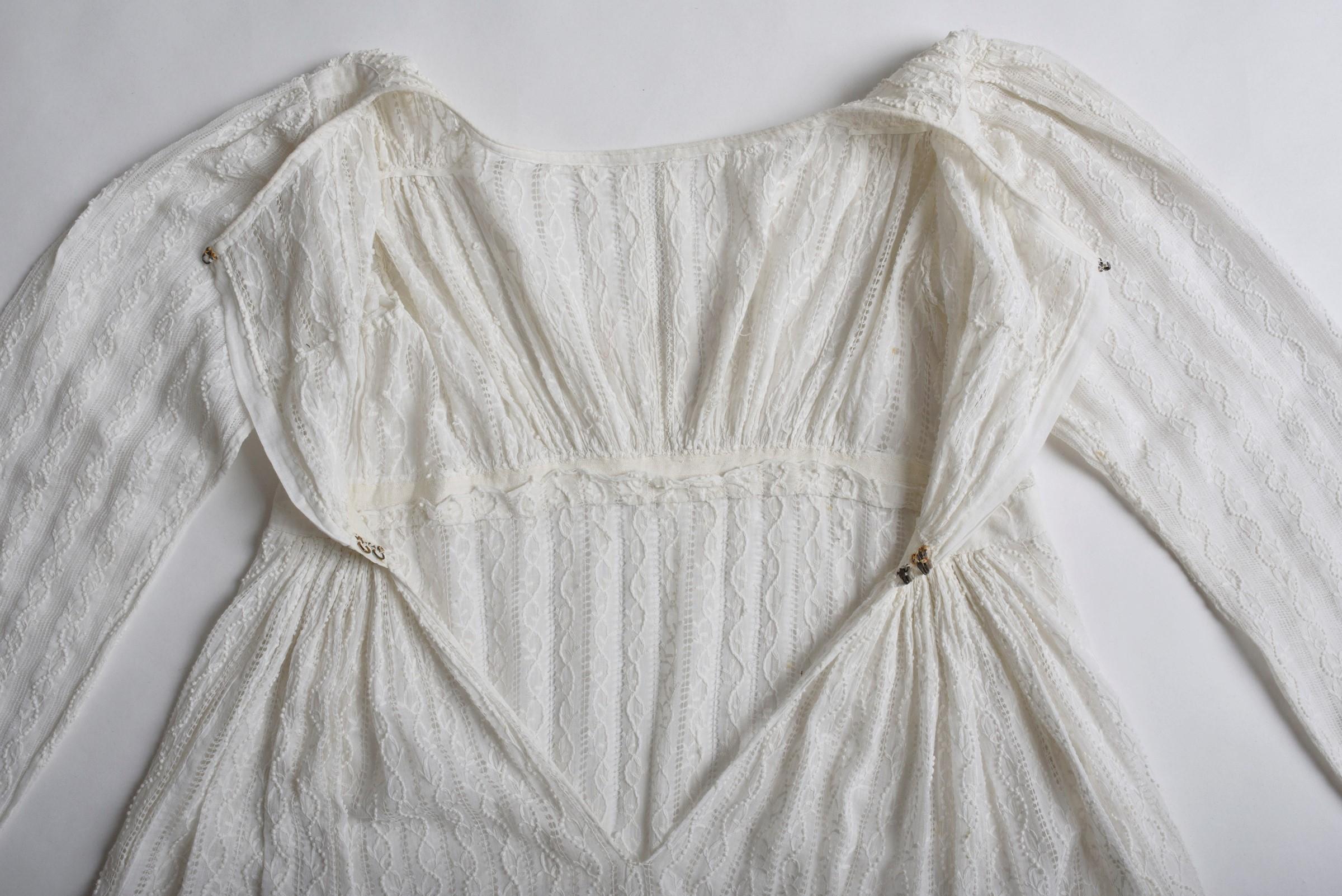 A White embroidery Day Dress on cotton muslin - France Circa 1816-1818 9