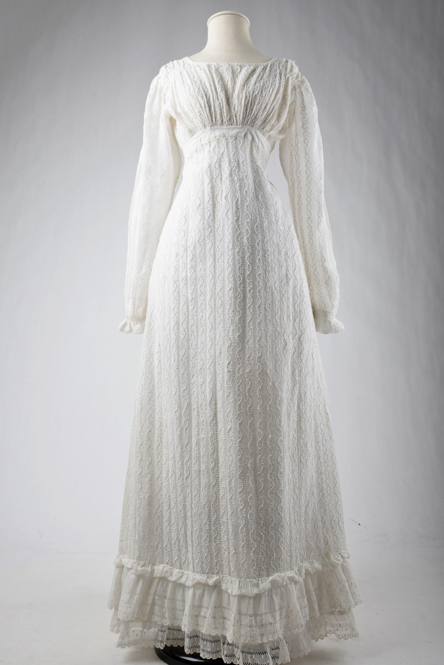 Gray A White embroidery Day Dress on cotton muslin - France Circa 1816-1818