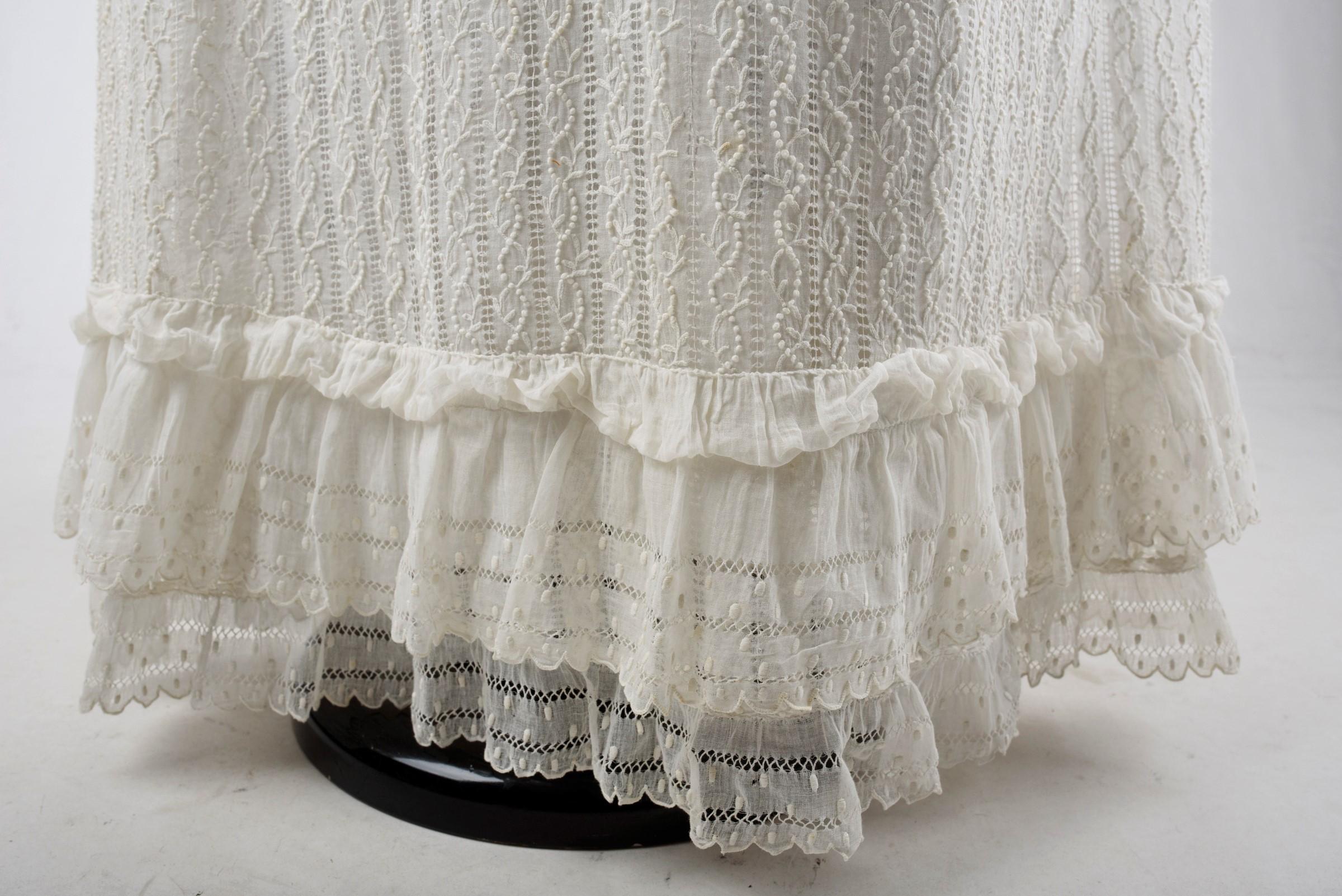 A White embroidery Day Dress on cotton muslin - France Circa 1816-1818 In Good Condition In Toulon, FR
