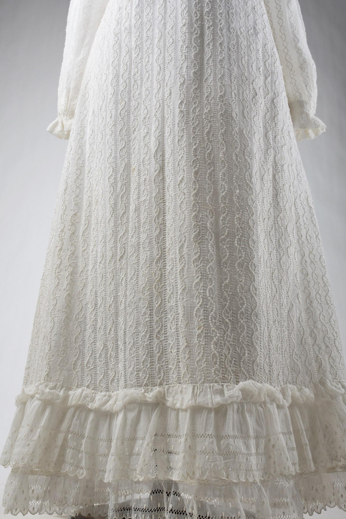 A White embroidery Day Dress on cotton muslin - France Circa 1816-1818 1