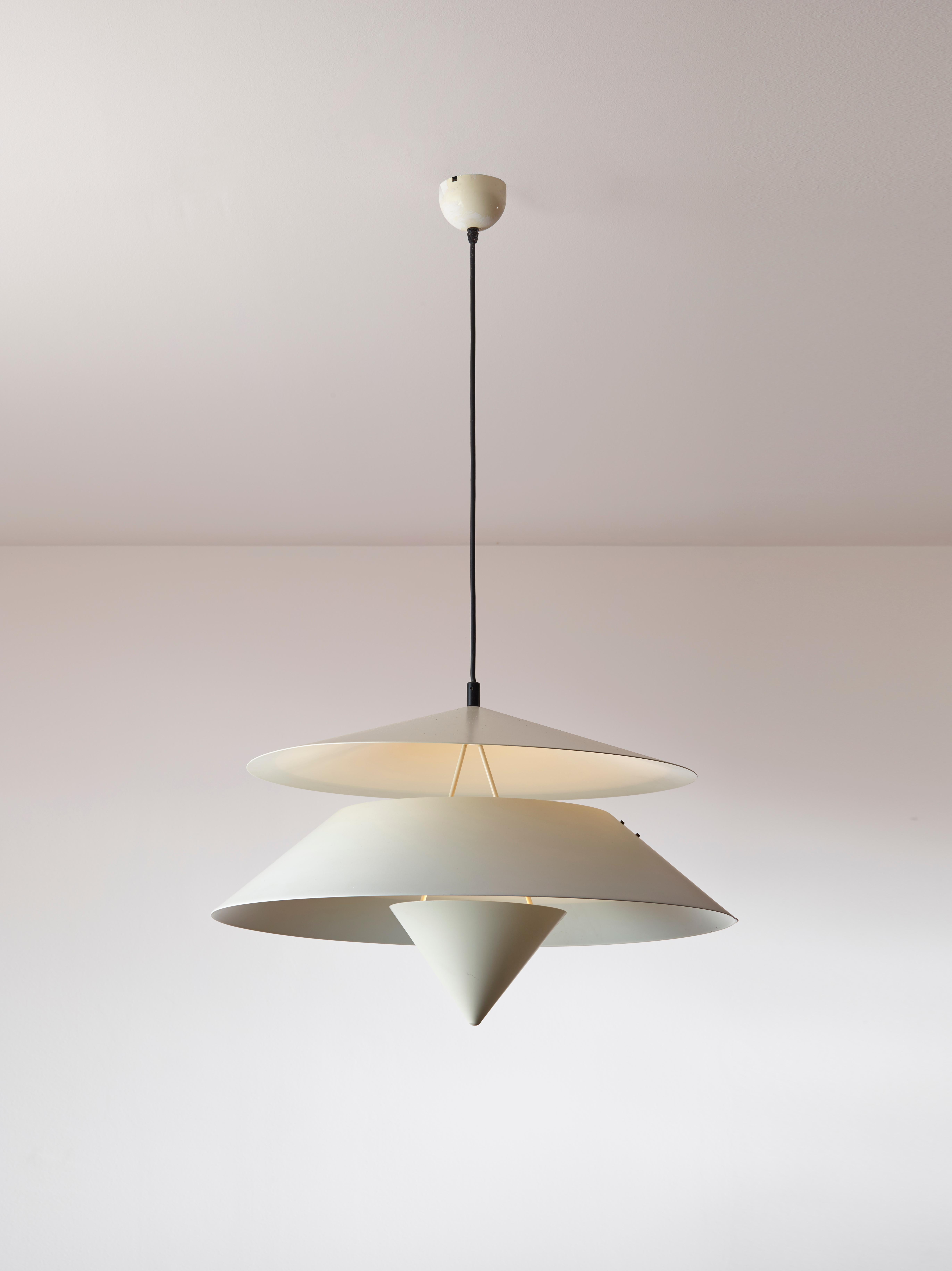 An Italian Modern White Lacquered Metal Akaari Chandelier, designed by Vico Magistretti for Oluce in 1985, from the Kalaari series. 

Crafted from matt white enamelled metal, this chandelier exhibits a distinctive three-part design: a conical top, a