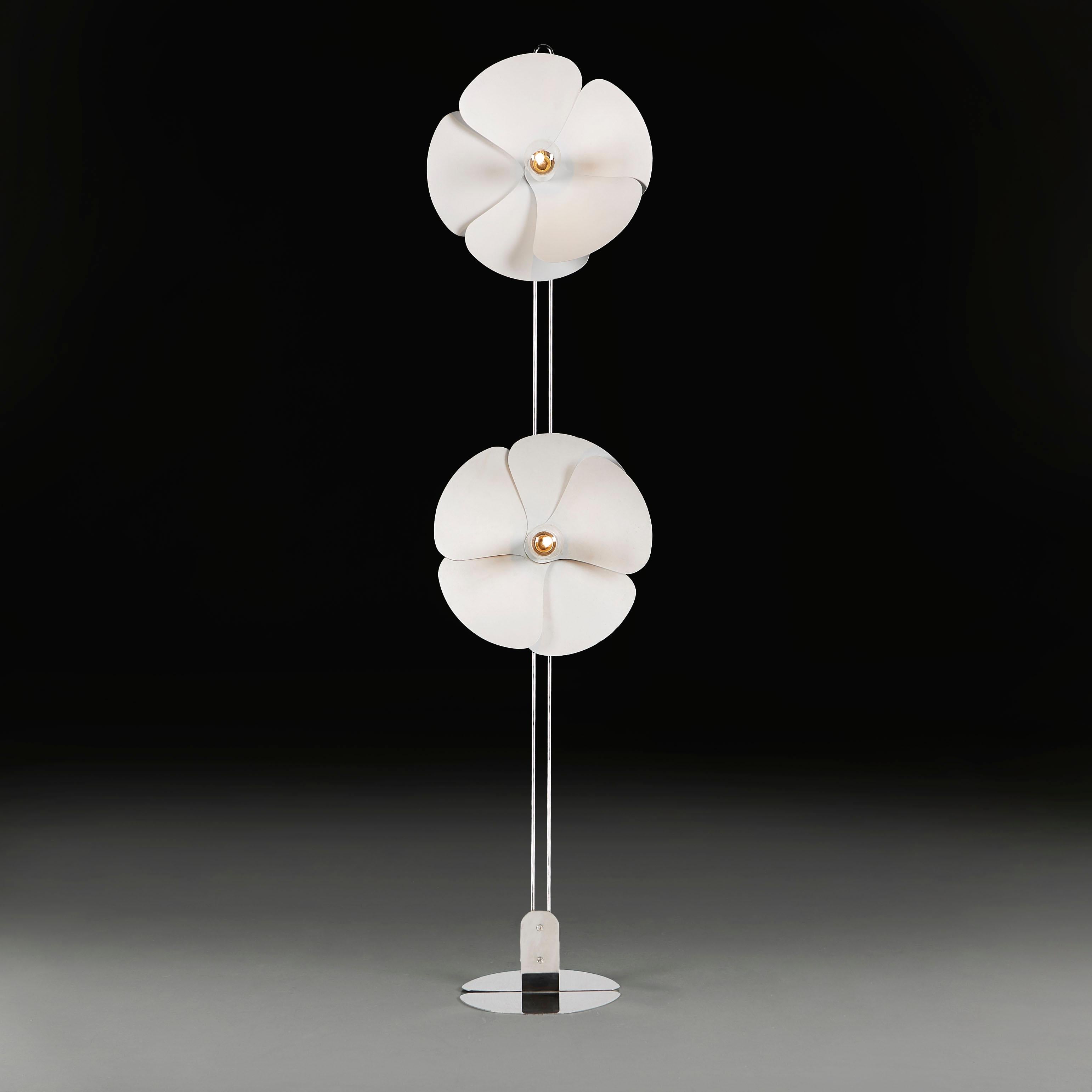 Lampe standard modèle 2093-225 des années 1960, conçue par Olivier Mourgue pour Disderot. Le support en métal chromé est orné de deux fleurs pop art, avec des raccords d'ampoule au centre. Les lumières sont réglables sur la tige.


