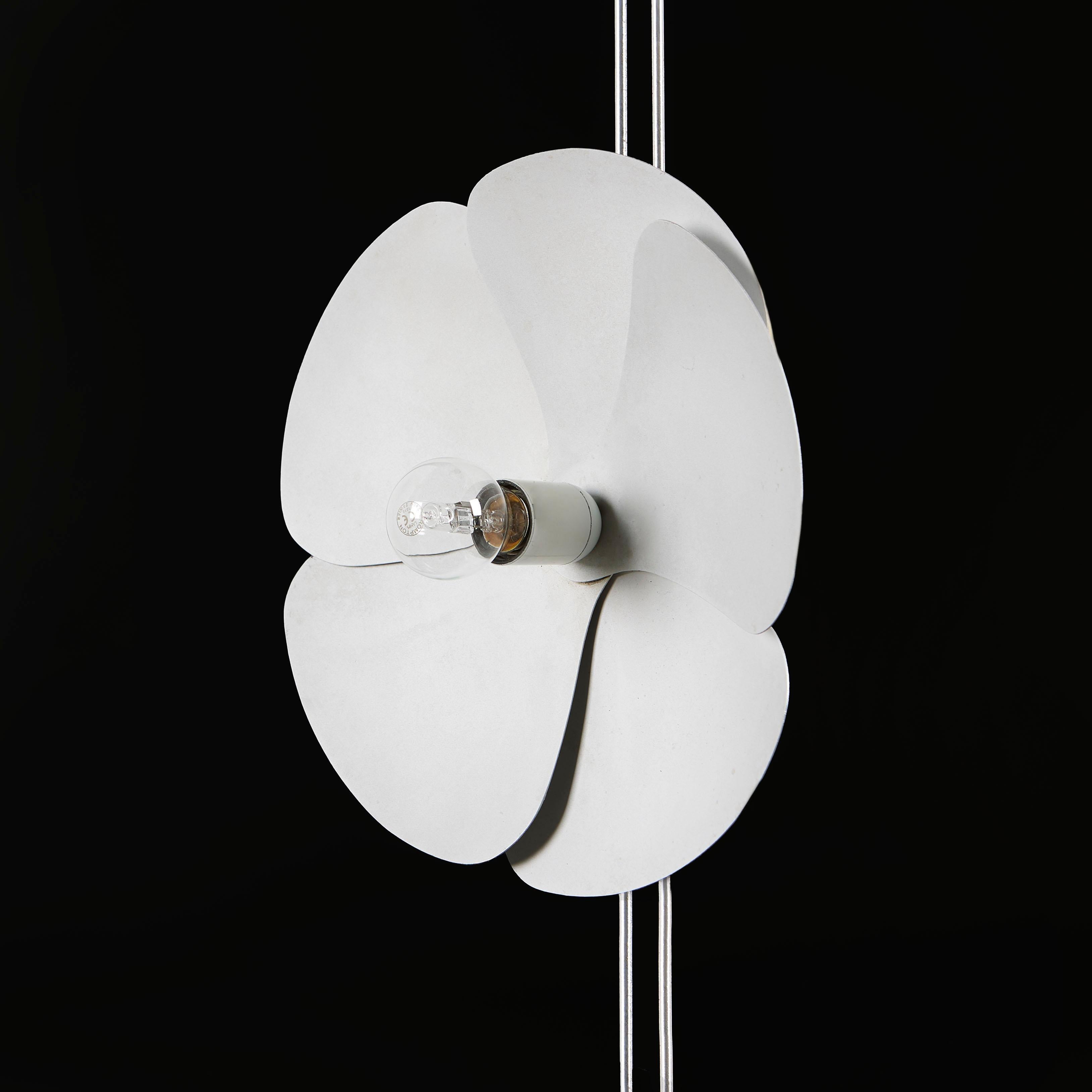 20ième siècle Lampadaire à fleurs blanches d'Olivier Mourgue pour Disderot, modèle 2093-225 en vente
