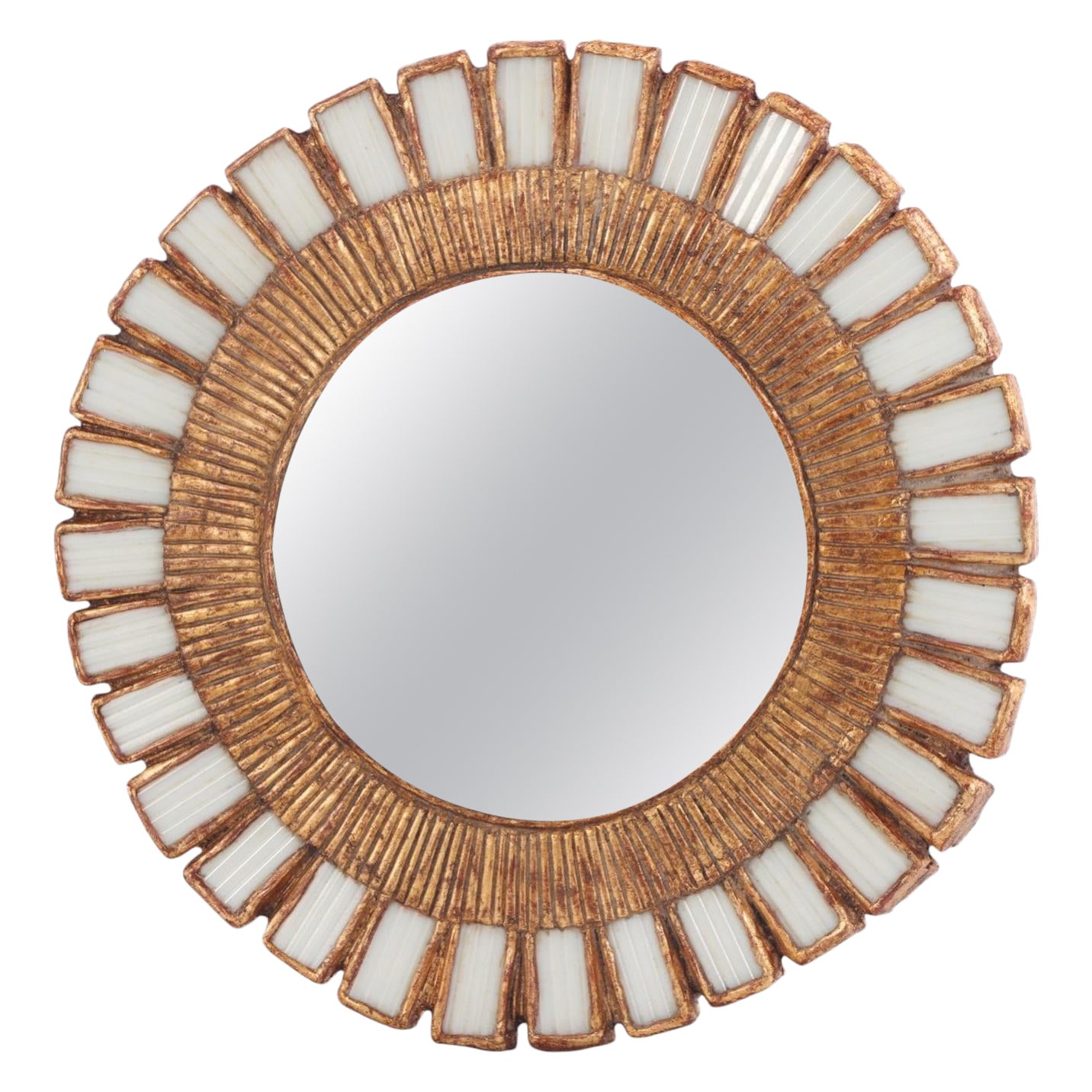Uno specchio bianco in vetro e resina in stile "sunburst".