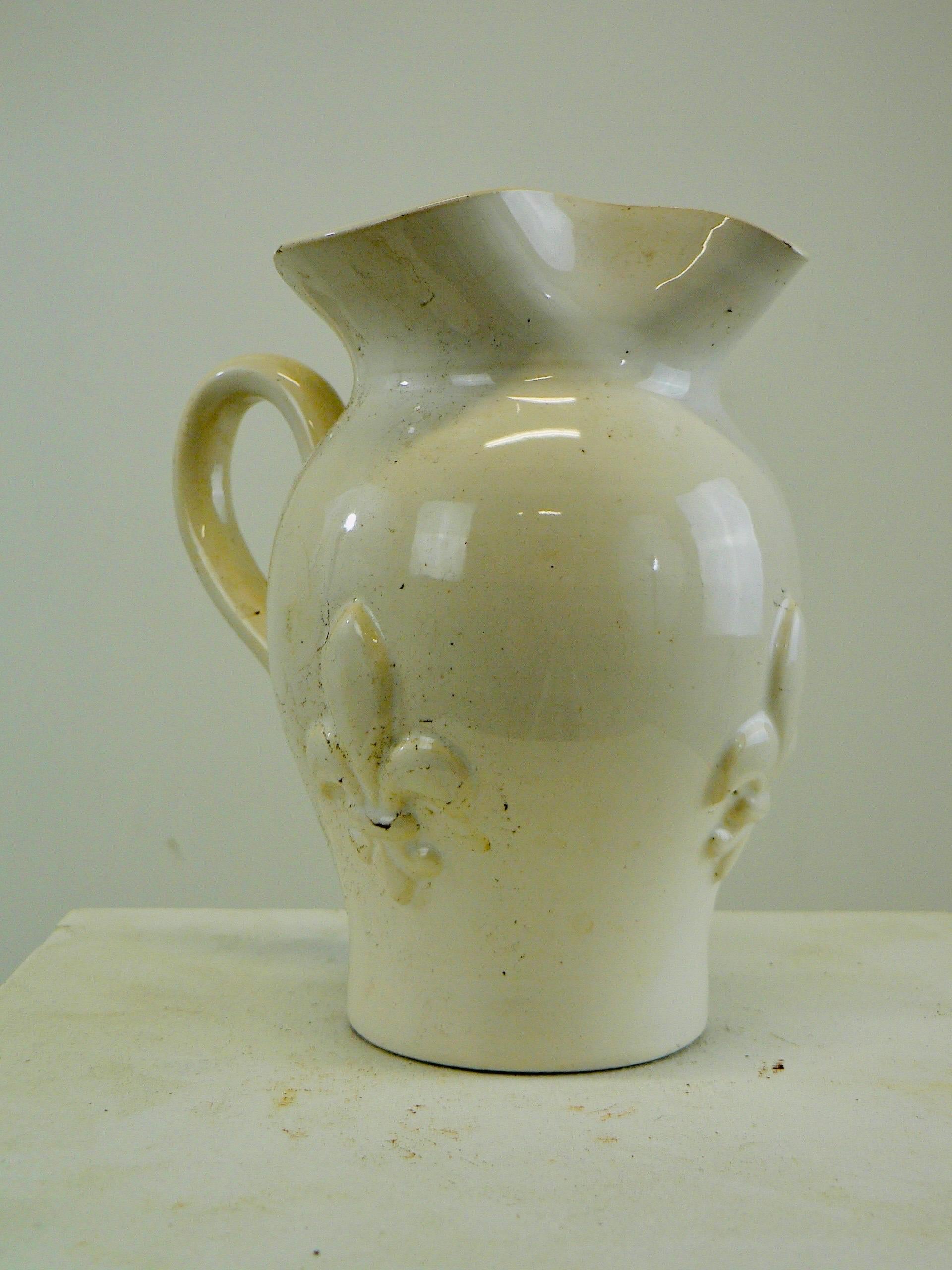 A white glazed ceramic water pitcher with a fleur-de-lys decorations France  In Good Condition For Sale In SOTTEVILLE-LÈS-ROUEN, FR
