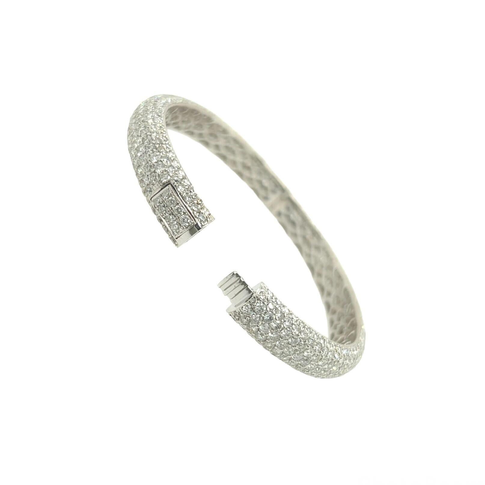 Ein Armband aus 18 Karat Weißgold und Diamanten.  Der Armreif mit Scharnier ist rundherum mit etwa sechshundertvierundzwanzig runden Diamanten im Brillantschliff besetzt.  Gesamtgewicht der Diamanten etwa 18.72 Karat.  Der Innenumfang beträgt etwa 6